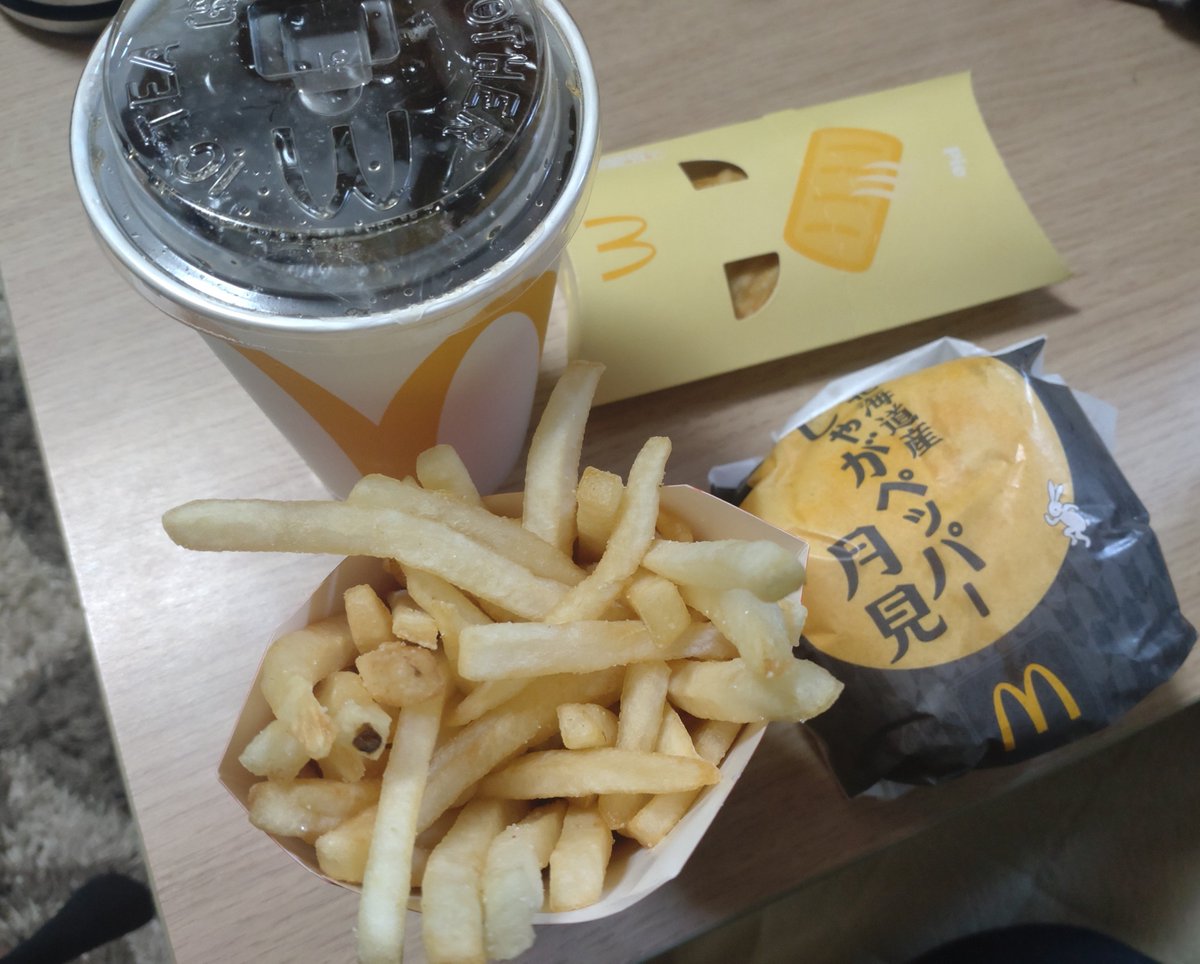 ryo_1214P's tweet photo. 腹へりがやばいので家近で買ってきた

今日だけはセーフで頼む https://t.co/Ns3aiCh78I