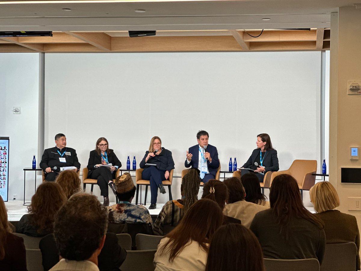 ManesF's tweet photo. En el marco de la Asamblea General de las Naciones Unidas en Nueva York discutimos sobre el futuro del trabajo, la educación, la innovación y la salud cerebral en la era de la inteligencia artificial.

La IA va a transformar muchas de las tareas que hoy hacemos. Pero hay algo menos evidente: cuanto más poderosas sean las máquinas, más importantes serán algunas capacidades profundamente humanas.

1. Pensar críticamente: evaluar información, detectar errores y tomar decisiones, incluso cuando una máquina responde con total seguridad.

2. Crear y hacernos buenas preguntas: la curiosidad y la creatividad para imaginar alternativas y plantear los problemas que realmente vale la pena resolver.

3. Conectar con otros: empatía, comunicación, liderazgo, cooperación y capacidad de construir confianza.

4. Adaptarnos: flexibilidad, resiliencia y capacidad de aprender durante toda la vida, incluido aprender a usar bien la IA.

No se trata de inteligencia artificial versus inteligencia humana. El desafío es usar la IA para potenciar nuestras capacidades, y no para delegar en ella aquellas que necesitamos seguir ejercitando.

Si estas capacidades van a definir el futuro de la educación, del trabajo y de la prosperidad de nuestras sociedades, invertir en salud cerebral, educación y ciencia es también invertir en desarrollo económico.

La próxima revolución no será solo tecnológica. También tendrá que ser humana.