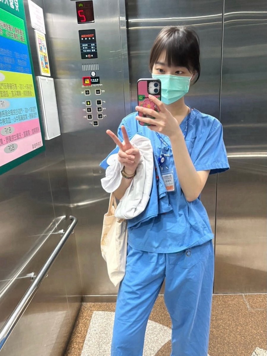 swapps12's tweet photo. 在推特我這算不算最美護理師？ https://t.co/V4ooNRgu56