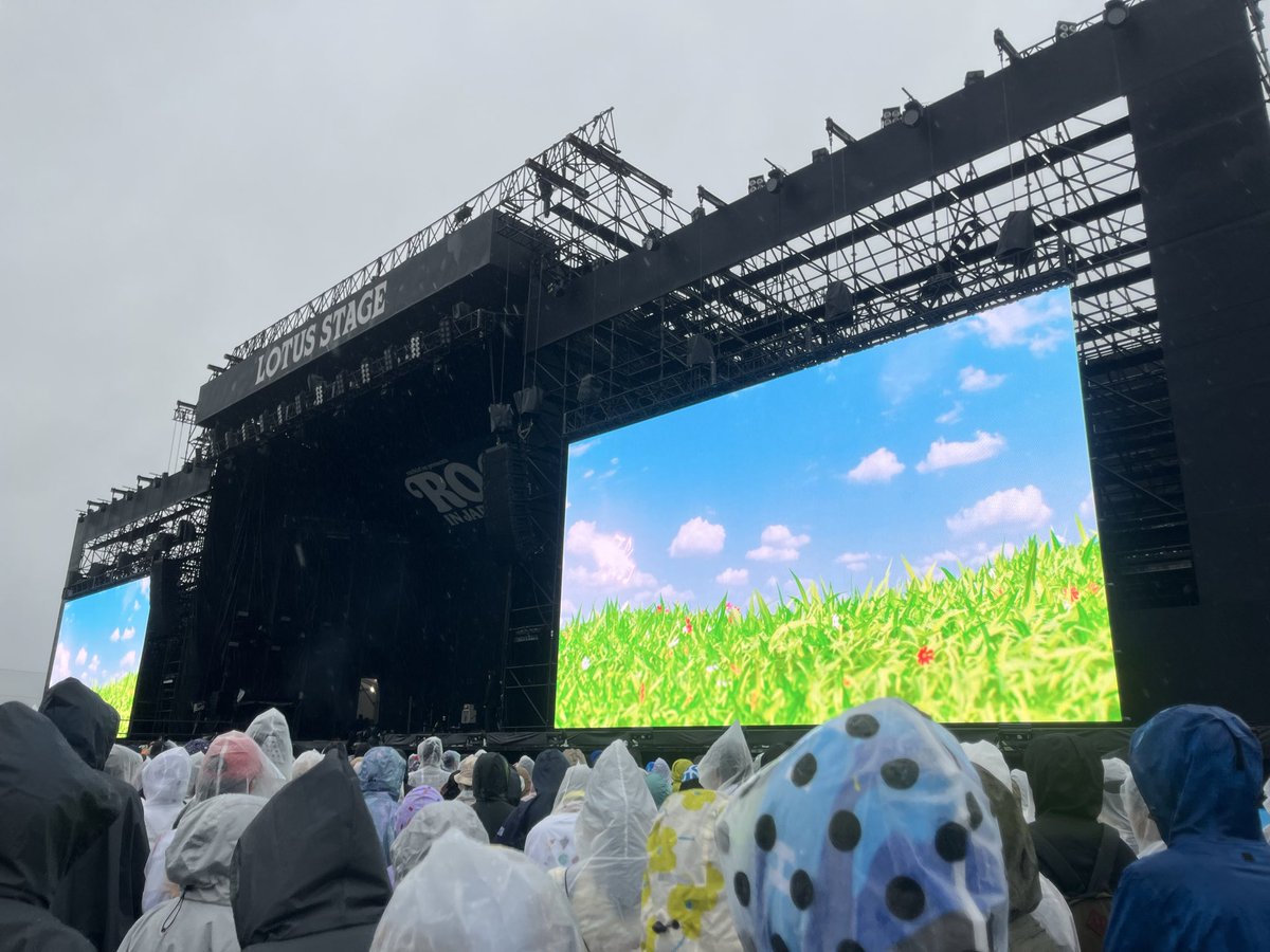 ruirui_latte's tweet photo. ロッキン2026.9.20備忘録①
千葉駅からシャトルバスめっちゃ混んでた。間に合ったけど、お目当ての物販は売り切れてもうたт  ̫ т

M!LK…すごい人。楽しそうに歌っててよき❤️
レミオロメン…前方エリアはずれたけど、サイドに行けたからよかった。なつかし。
フレデリック…かっこよかった！ https://t.co/YzhjqECOc3
