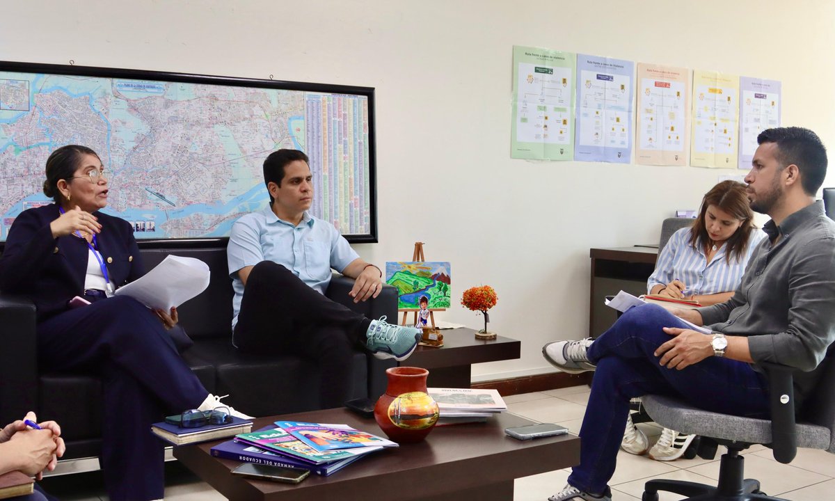ATMGuayaquil's tweet photo. Mantuvimos una reunión con el Subsecretario del Ministerio de Educación, con el objetivo de coordinar acciones conjuntas que contribuyan a una movilidad más segura y ordenada para la comunidad educativa. 🚦🏫

Seguimos sumando esfuerzos por la seguridad vial en Guayaquil. https://t.co/hHU8qQPxlY