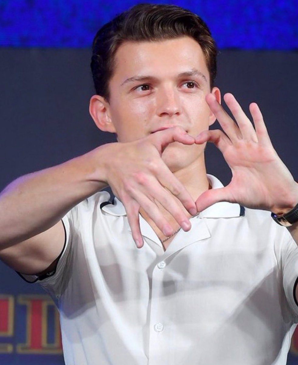hamcatbin's tweet photo. tom holland doing the hanbin heart 😭 https://t.co/J03xuh2VkA
