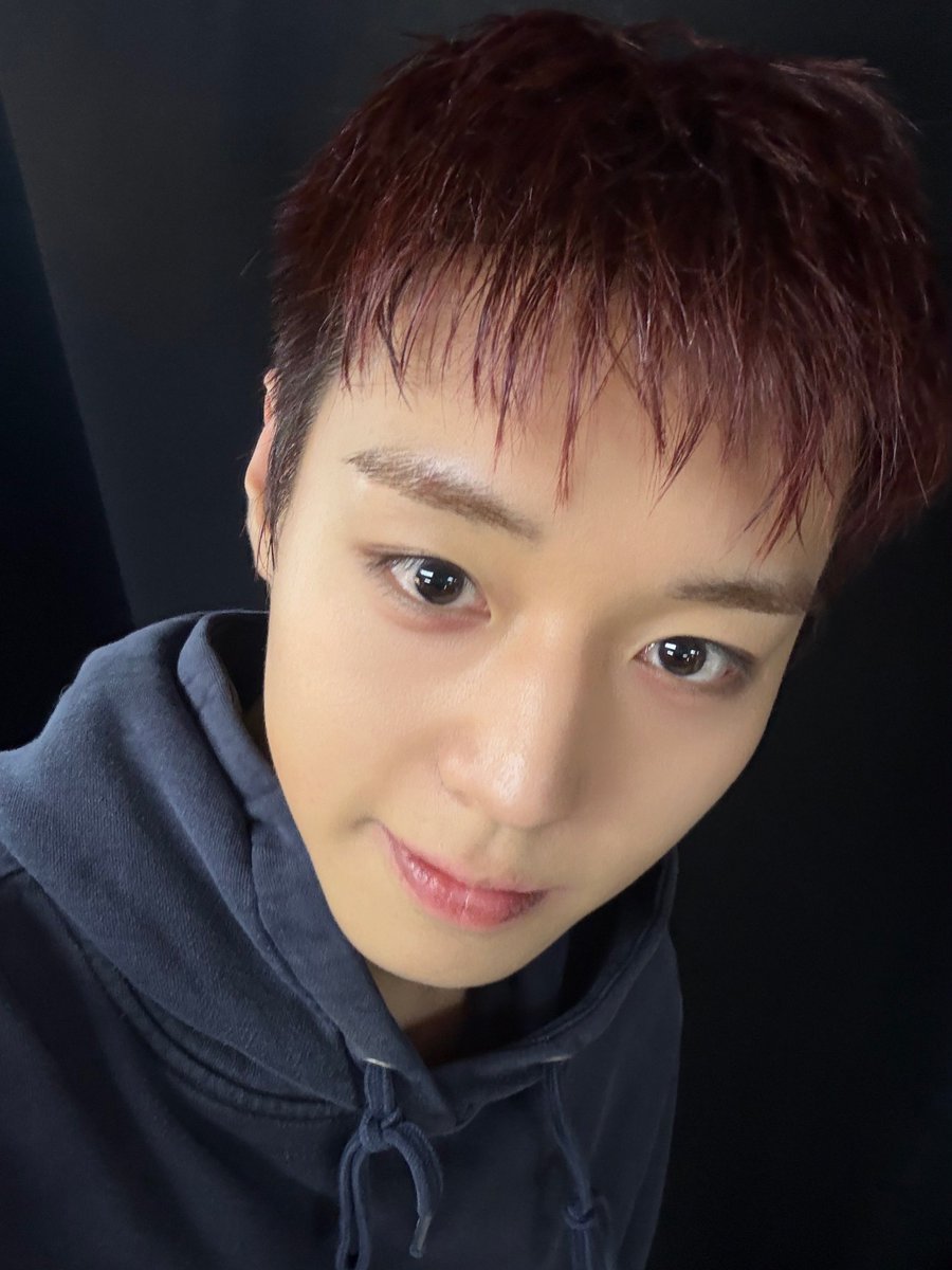 WinkMay0529_'s tweet photo. Bstage Update during Encore Fancon Reflect 💚💛💖

Source: Bstage

#박지훈 
#ParkJiHoon
#EncoreReflect

There’s something so refreshing about a fresh haircut. 😆 
What do you think about Ji Hoon-i's new haircut, MAYs?🫶
___

Entah kenapa, potongan rambut barunya bikin kelihatan  lebih fresh. 😆

Menurut MAYs, gimana potongan rambut baru Ji Hoon? 🫶