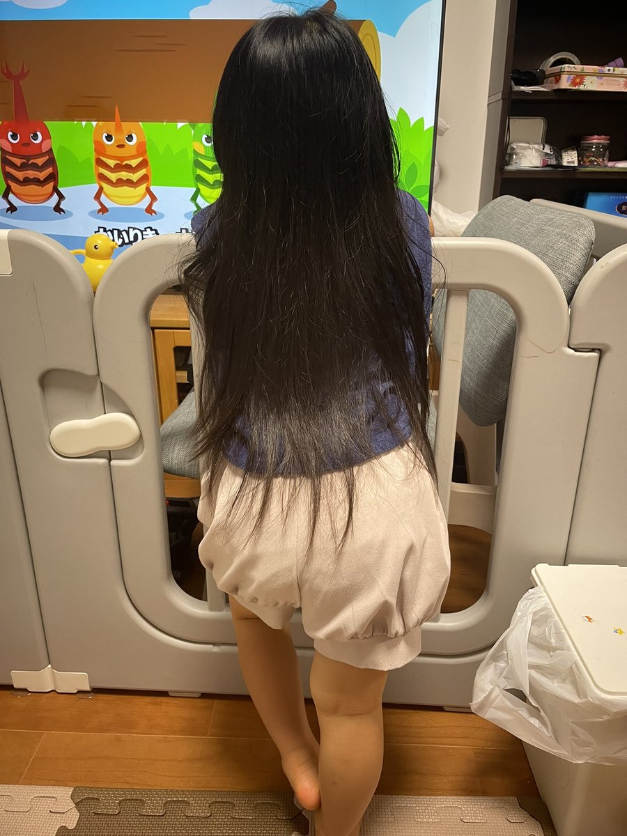 chu_chumama's tweet photo. 娘髪の毛伸びたなぁ…
七五三おわっったら切ろうと思ってるんだけど勇気いるなぁ
でもきっと本人は邪魔だろしさっぱりしたいよねぇ🤔 https://t.co/4qEWuHp0p0