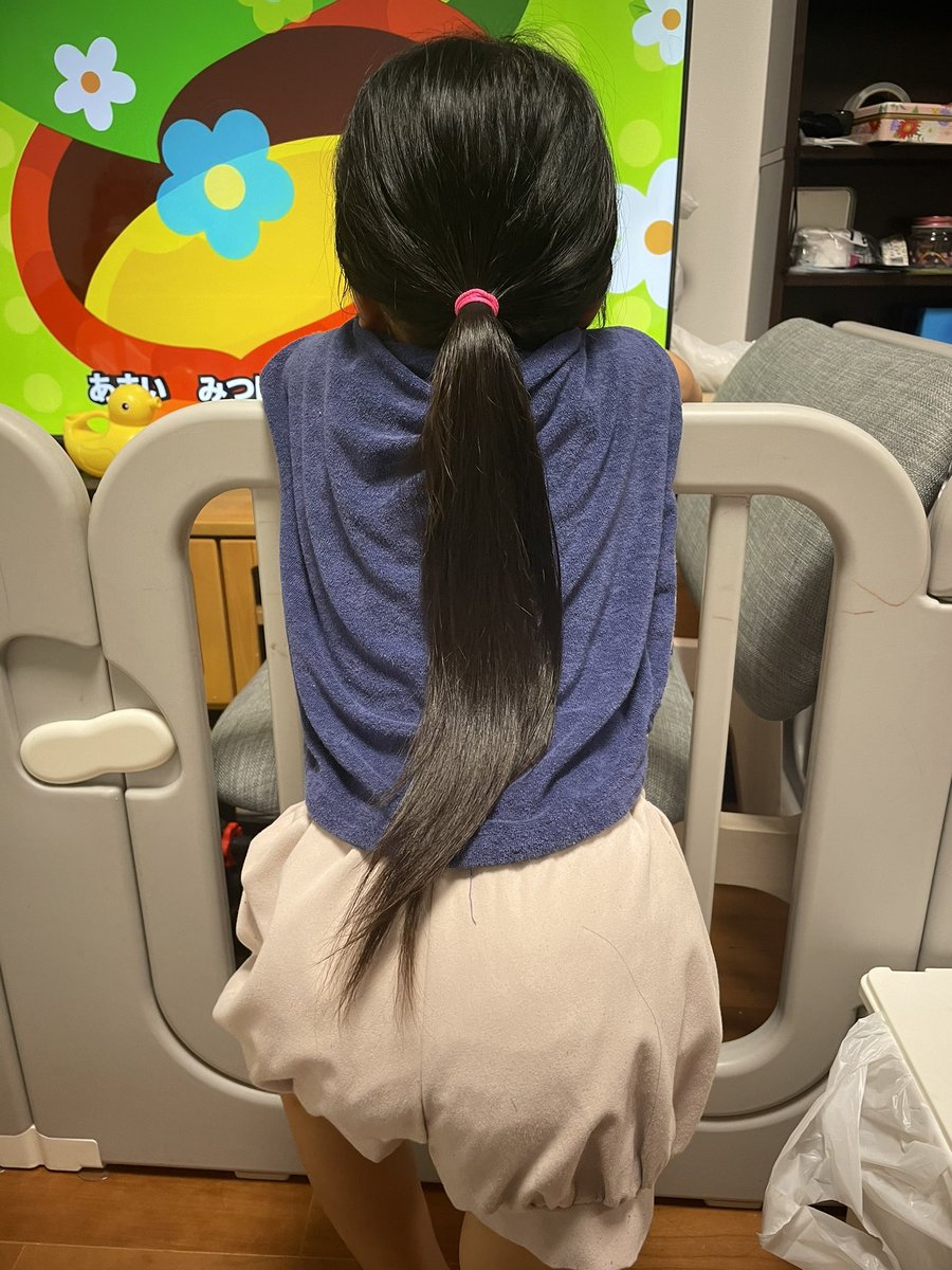 chu_chumama's tweet photo. 娘髪の毛伸びたなぁ…
七五三おわっったら切ろうと思ってるんだけど勇気いるなぁ
でもきっと本人は邪魔だろしさっぱりしたいよねぇ🤔 https://t.co/4qEWuHp0p0