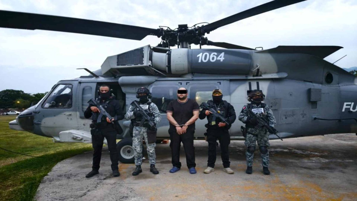 _right_n0w_'s tweet photo. Detienen a “Kamoni”, el presunto capo que complicaba la vida en Michoacán y Estados Unidos https://t.co/WmhBIJHWjD #Kamoni #Michoacán #CártelDeTepalcatepec https://t.co/eh8AG9dl5q