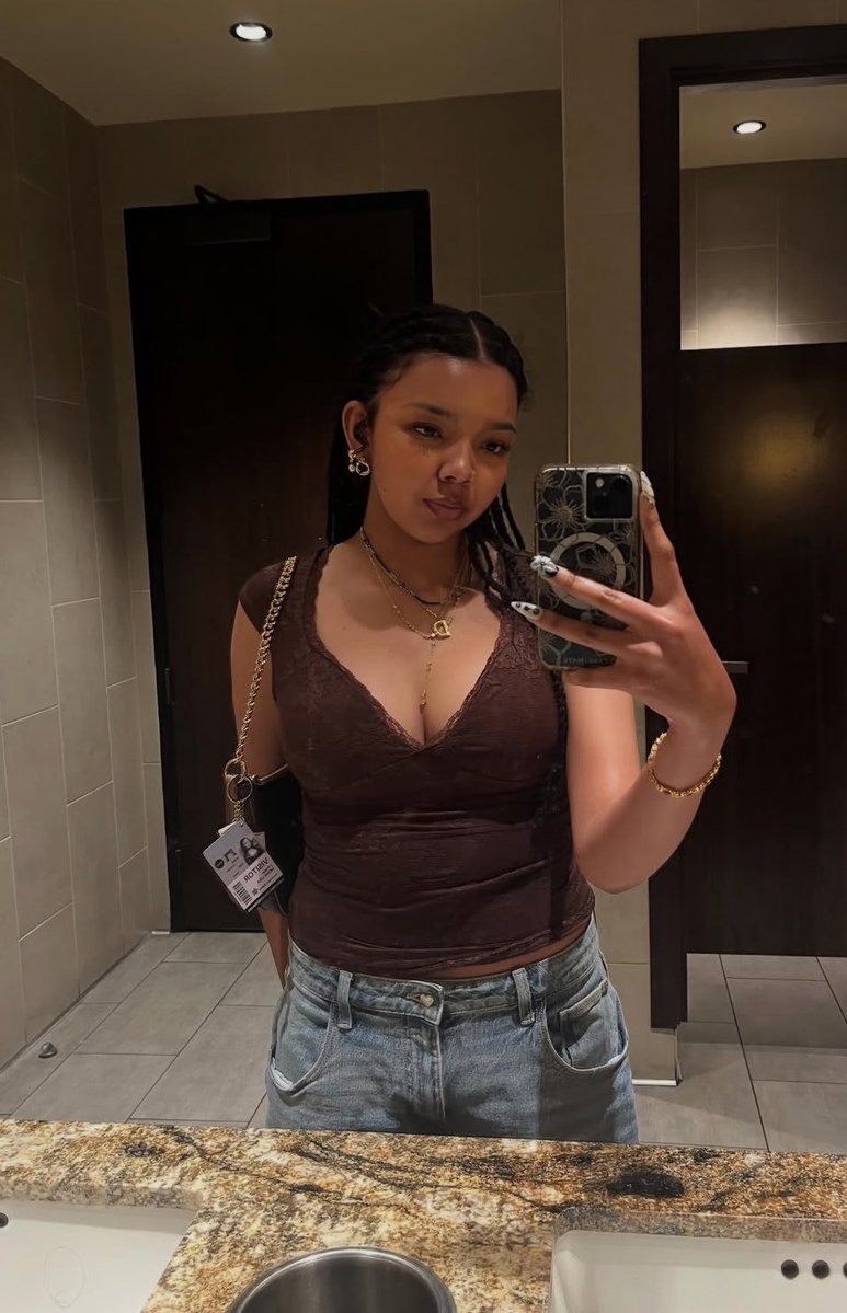 Farmingtonbad's tweet photo. Navajo Baddie from Farmington #Navajo #NM #baddie https://t.co/p0tCof8WTM