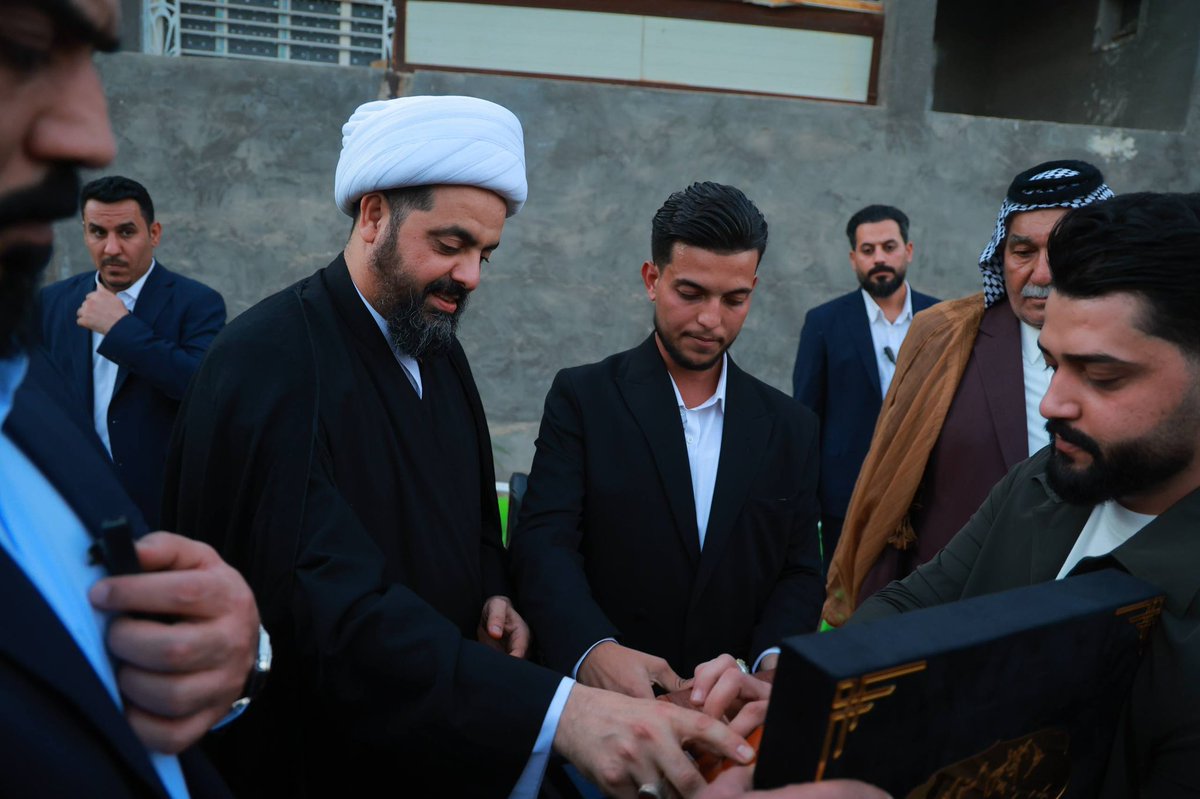khazalimedia's tweet photo. في أجواء يسودها الفرح والسرور، وفي لفتة إنسانية كريمة، لبّى سماحة الشيخ الأمين قيس الخزعلي دعوة الشاب "أبو تراب" ، نجل الشهيد القائد السيد أحمد الشجيري، حضور حفل زفافه، في محافظة بابل، قضاء الهاشمي. https://t.co/D4iL6OFDd2
