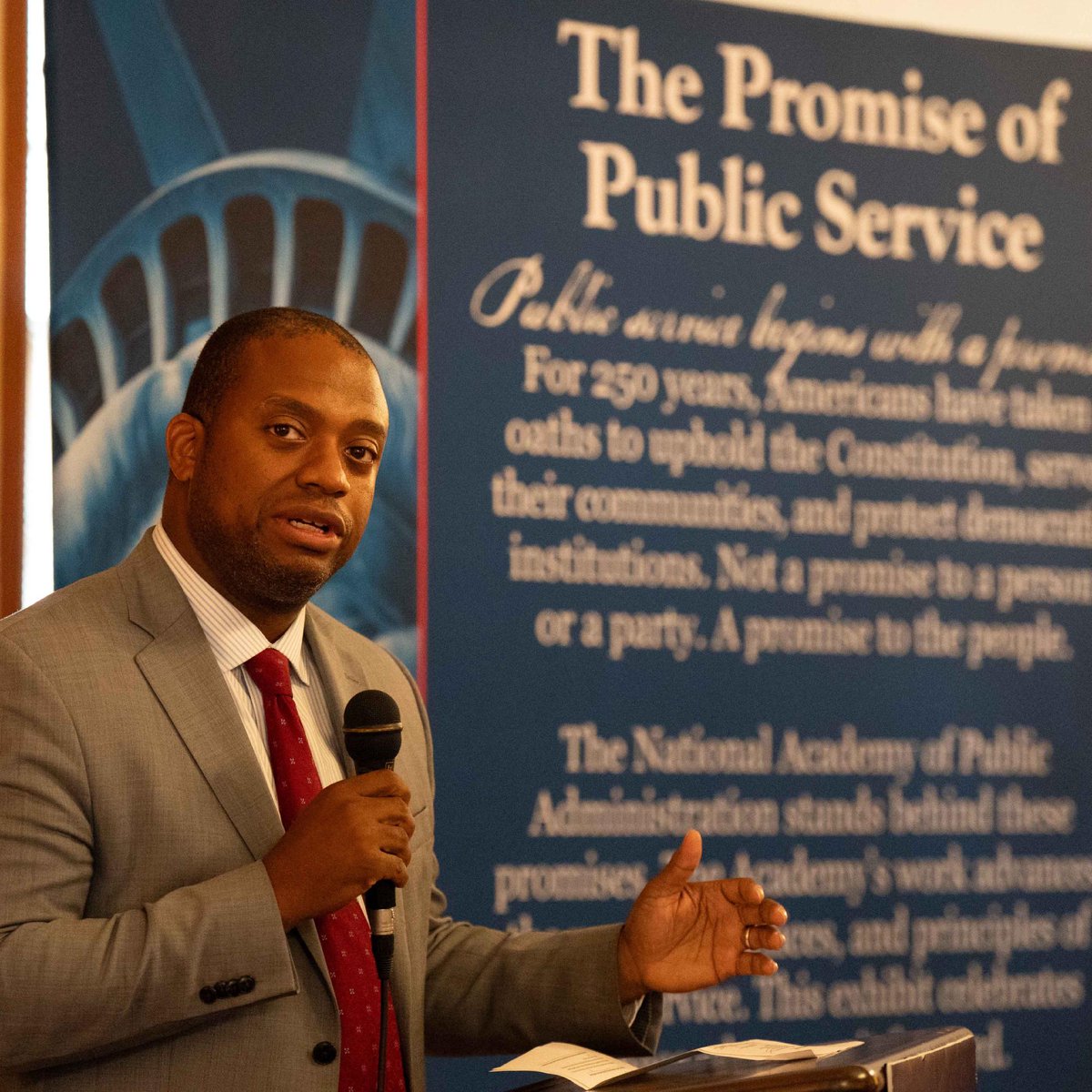 MaxwellSU's tweet photo. A new exhibit at Maxwell celebrates the people behind public service. “The Promise of Public Service,” created by @NAPAcademy, “puts faces and names to the people who actually make government function day to day,” says alumnus Wally Bobkiewicz.

https://t.co/J8F4gXfFMS https://t.co/eIXPMiz9fq