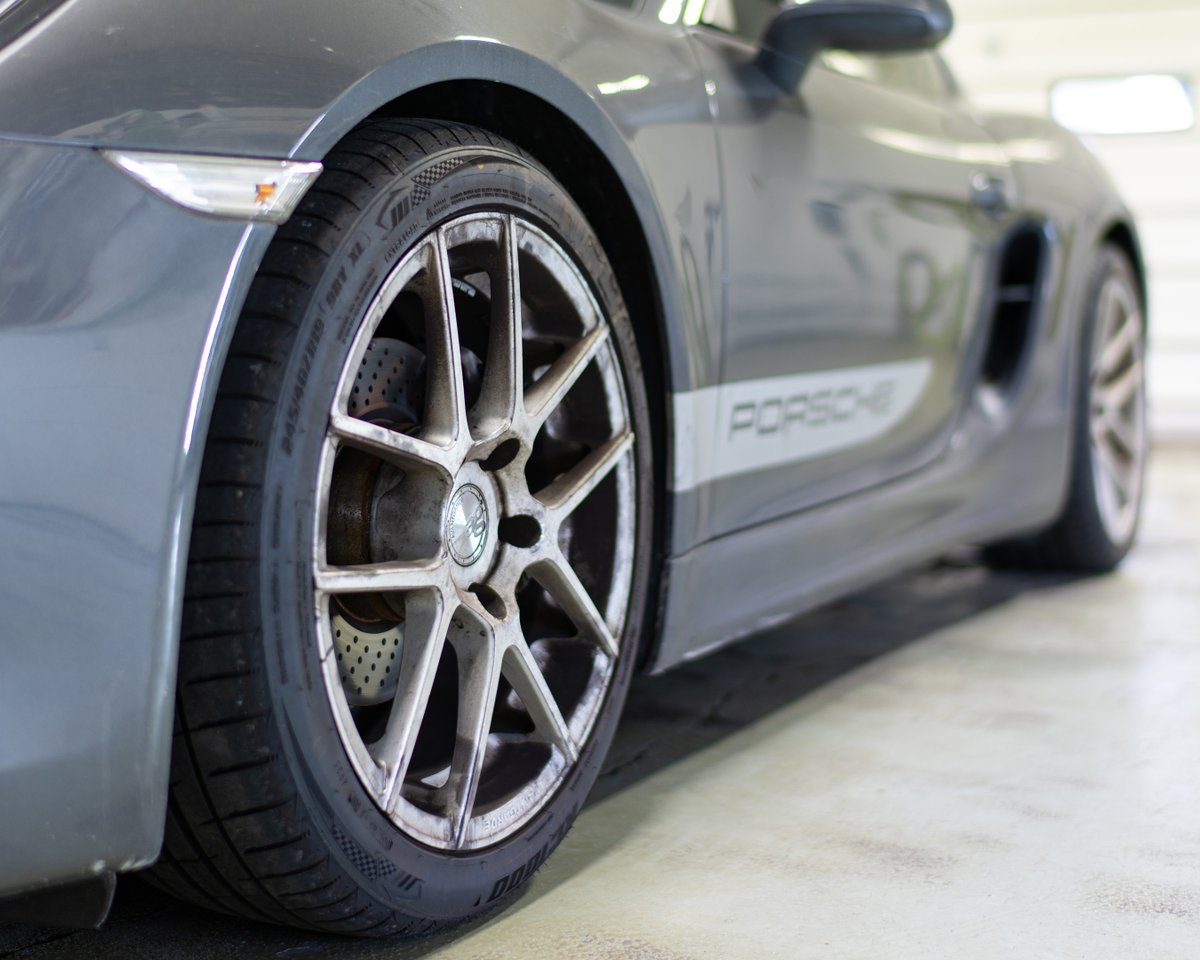 AreteAutoSalon's tweet photo. Odometer shows six digits, and probably at least five since these wheels were last detailed. No sweat (a bit of sweat), and our Protective Exterior detail had them cleaned up!

https://t.co/0j00Jts5dP https://t.co/ZDrqfeEPtJ