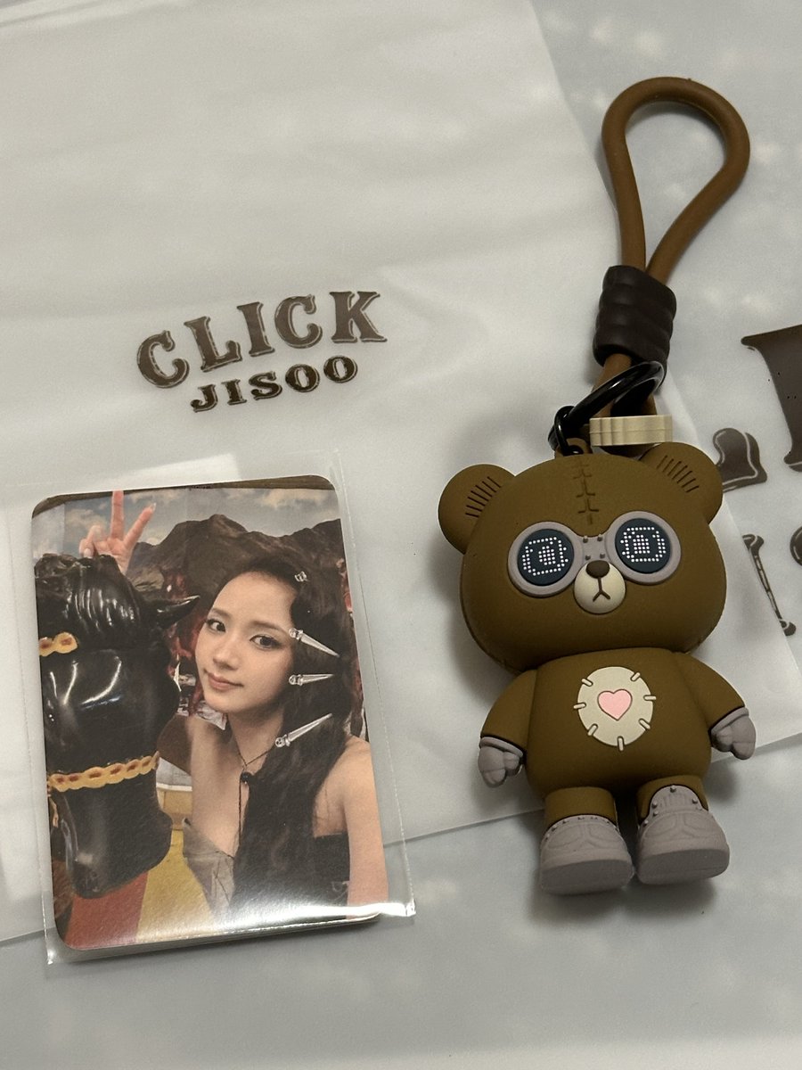 siuchiawy's tweet photo. Click Bear keychain so cute! ❤️🧸
#WeWereMadeToFit
#ClickBear
#JISOO https://t.co/ofxsZTjMRw