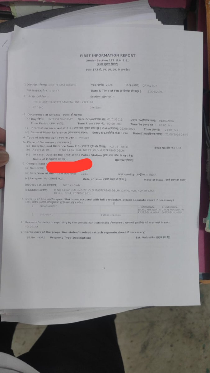 NewsTo24live's tweet photo. दिल्ली:दयालपुर थाने में FIR दर्ज होने के बाद भी आरोपी की गिरफ्तारी न होने पर सवाल उठ रह��� हैं। पीड़िता का आरोप है कि SI राजीव ने उसे आरोपी को खुद ढूंढकर बताने को कहा। सवाल है,अगर पीड़िता ही आरोपी को तलाशेगी, तो पुलिस की भूमिका क्या रह जाएगी? पीड़िता ने कहा आरोपी को गिरफ्तार करें https://t.co/t6QfIAMTsJ