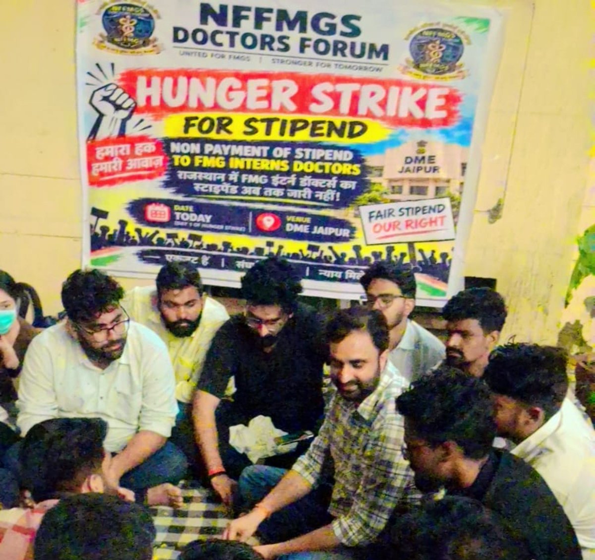 DrRKSOfficial's tweet photo. 9 दिनों से धरने पर बैठे FMG इंटर्न्स, 6 डॉक्टरों ने शुरू की भूख हड़ताल

राजस्थान में FMG इंटर्न्स अपने लंबित इंटर्नशिप स्टाइपेंड की मांग को लेकर पिछले 9 दिनों से जयपुर स्थित DME कार्यालय के बाहर शांतिपूर्ण धरने पर बैठे हैं। उनका कहना है कि माननीय सुप्रीम कोर्ट एवं नेशनल मेडिकल कमीशन (NMC) के निर्देशों के बावजूद अब तक उनके स्टाइपेंड का भुगतान नहीं किया गया है।
लगातार अनदेखी और कोई ठोस समाधान नहीं मिलने के बाद आज 6 डॉक्टरों, जिनमें 1 महिला और 5 पुरुष शामिल हैं, ने भूख हड़ताल शुरू कर दी है।

ये युवा डॉक्टर सरकारी अस्पतालों में इंटर्नशिप के दौरान मरीजों की सेवा कर रहे हैं और अपने लंबित स्टाइपेंड के भुगतान की मांग कर रहे हैं।

सवाल यह है कि मरीजों की सेवा में जुटे इन युवा डॉक्टरों की मांगों का समाधान कब होगा?

राजस्थान सरकार @RajCMO @BhajanlalBjp एवं संबंधित प्रशासन से आग्रह है कि इस मामले में तत्काल हस्तक्षेप कर FMG इंटर्न्स की समस्याओं का समाधान किया जाए, ताकि इन डॉक्टरों को उनका न्यायसंगत भुगतान मिल सके और वे सम्मान के साथ मरीजों की सेवा जारी रख सकें