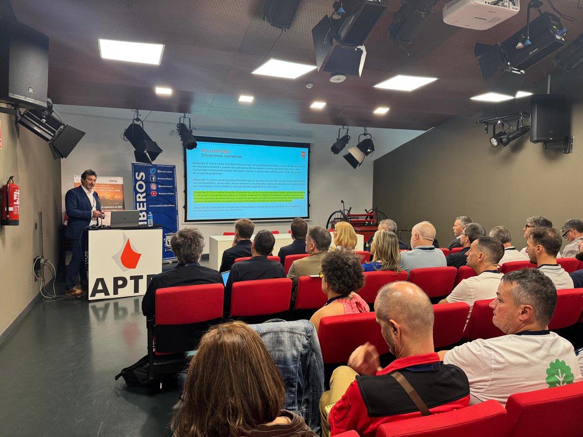 112cmadrid's tweet photo. 📑 Toda gran emergencia deja lecciones de mucho valor para optimizar la respuesta en futuras intervenciones.

El consejero @CarlosNovilloPi ha inaugurado hoy la jornada técnica "Lecciones Aprendidas de los Incendios Forestales de 2026", organizada por la @APTBBomberos y @Allianz_es. 

El director general de la #ASEM112, Pedro Ruiz, ha abierto el turno de ponencias con una dedicada al #IFSierraOeste.