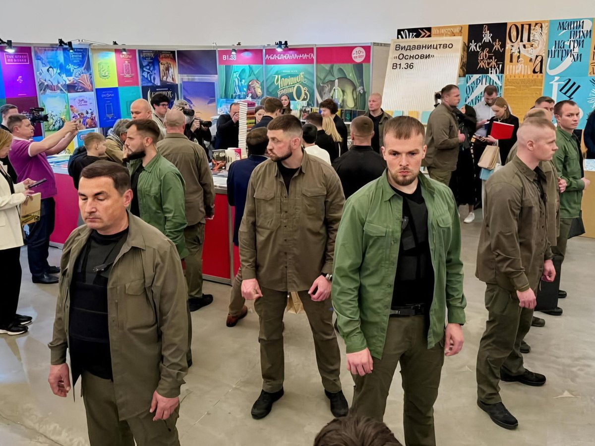 es_kherson's tweet photo. «Хочу ходити вулицями, щоб мене не хотіли вбити і не ненавиділи», - Зеленський про плани після війни.

PS. Зеленський на фестивалі «Книжковий Арсенал» у Києві наприкінці травня 2025 https://t.co/E7Z4Za6lcF