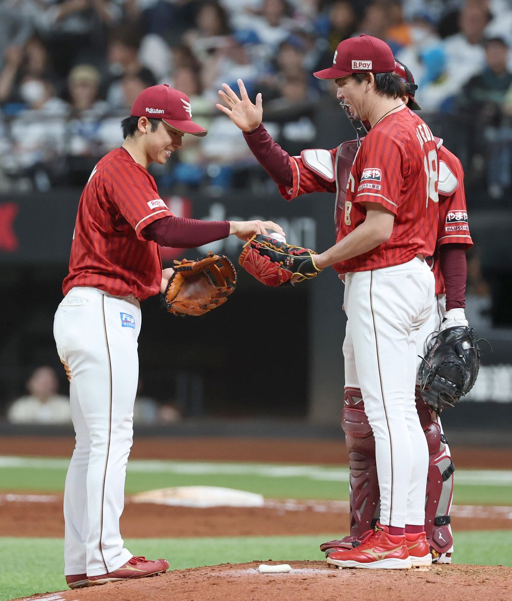 Sanspo_EAGLES's tweet photo. 【プロ野球日本ハム対楽天】24日、完封勝利を挙げ宗山塁選手からウイニングボールを受け取る前田健太投手。（撮影・三浦幸太郎）https://t.co/9Qx1Q9mpNq https://t.co/OJPqdLIdvJ #前田健太 #宗山塁 https://t.co/aSSM4fH8WY