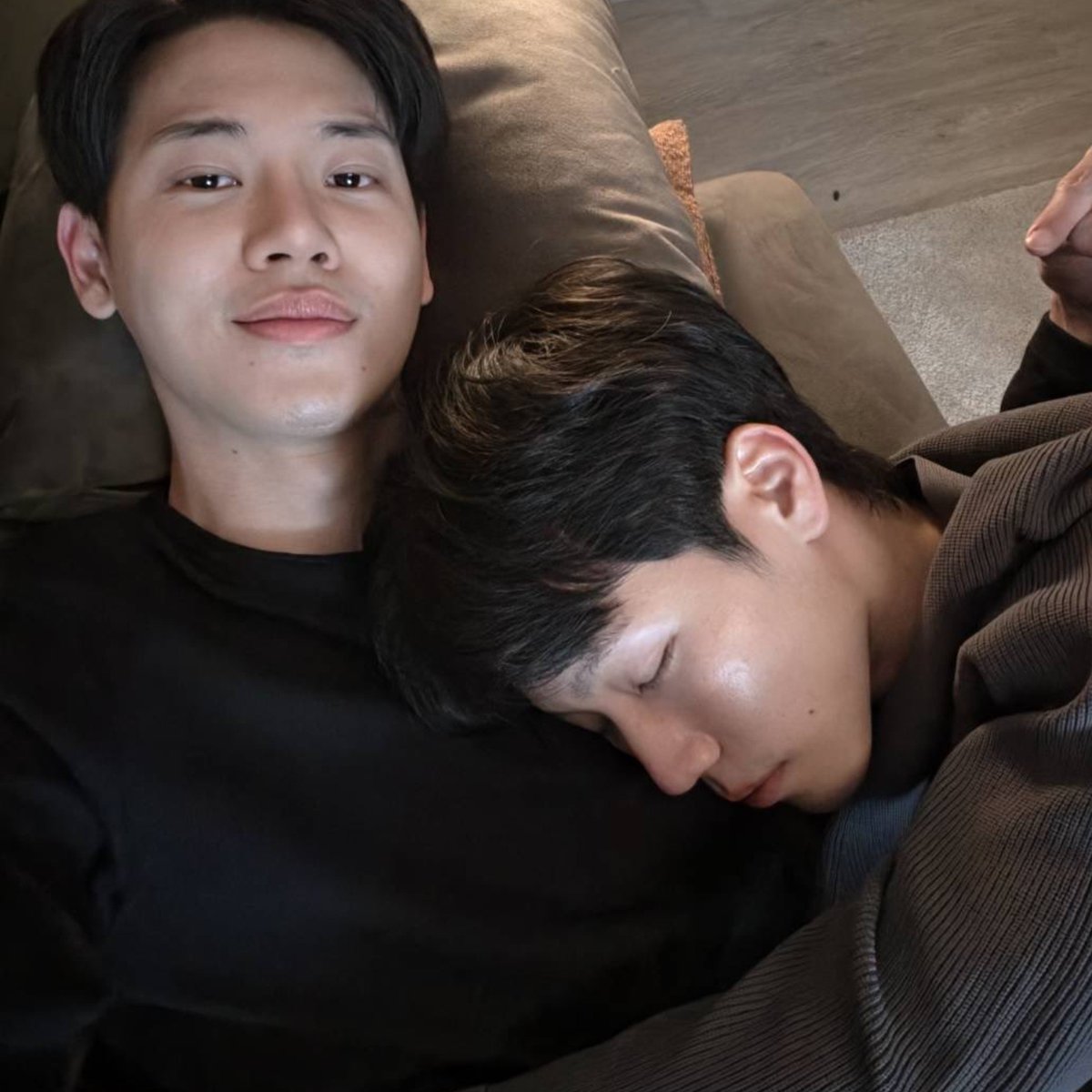 TonVan2's tweet photo. อ๋อออออออออออออออออออออเข้าใจเรื่องๆๆๆ เดะนี้ร้ายนะคะไม่อ้อนกันในสตรแต่มาอ้อนกันในโพสเลยหรอ😏 https://t.co/LSSa7Rfshh
