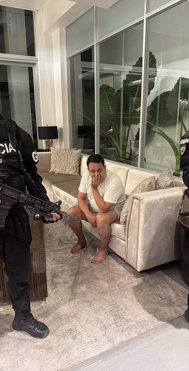 EcuadorPlay's tweet photo. 🚨 Otro capo en Samborondón, isla Mocolí

Un cabecilla de una estructura de narcotráfico vinculada directamente con el Cártel Jalisco Nueva Generación (CJNG) fue capturado en una vivienda de Isla Mocolí, durante un amplio operativo ejecutado por la Policía Nacional con apoyo de agentes de la DEA y miembros del Comando Sur de Estados Unidos. 🇪🇨🇺🇸

Según el ministro del Interior, John Reimberg, la organización se dedicaba al acopio, transporte y envío de grandes cargamentos de droga procedente de Colombia hacia Centroamérica, Estados Unidos y Europa. La operación dejó 39 detenidos y se desplegó en varios puntos del país con más de 320 policías y alrededor de 50 efectivos estadounidenses. Las autoridades informaron además que durante la investigación se incautaron siete toneladas de droga, provocando una afectación estimada en USD 322 millones a la estructura. 

En la misma casa de riberas del batán hacían talleres de Jesús de jóvenes y alabanzas para tapiñarse.