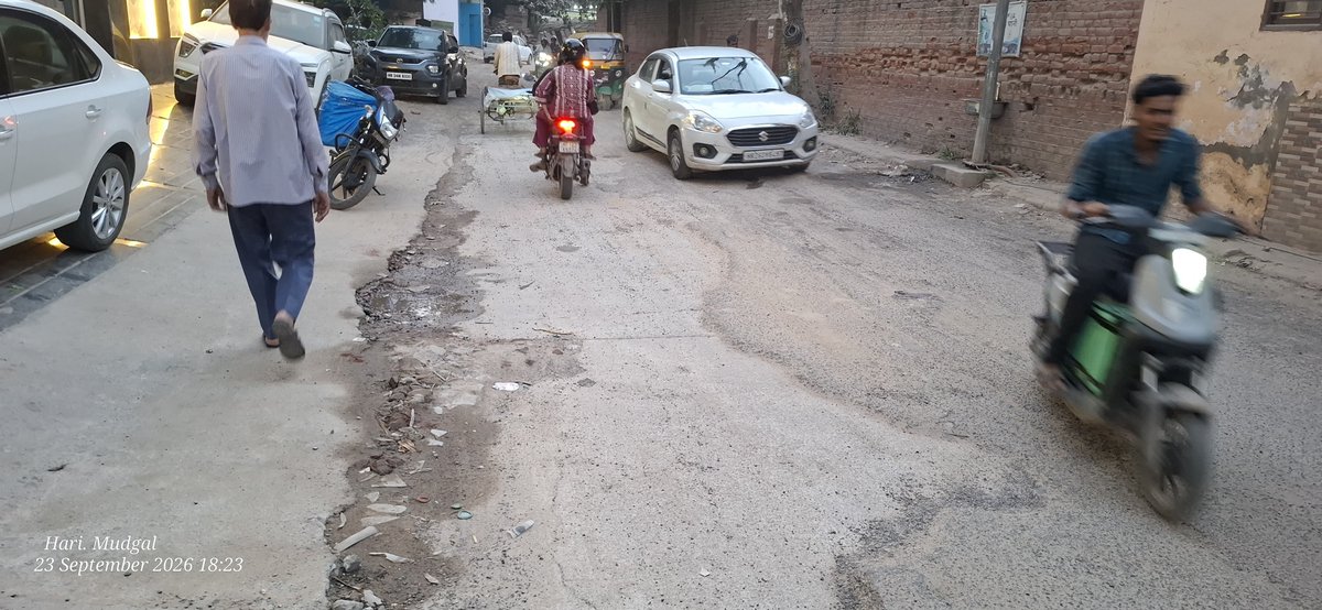 Nm3530's tweet photo. @DC_Gurugram @cmohry @DiprHaryana @diprogurugram1 @MunCorpGurugram @MCManesar Pls ask them to inspect sector 31,area near CIA office whole road is broken and no swepping done due to which lots of dust is flying on the road. https://t.co/cqqhqFzK0z