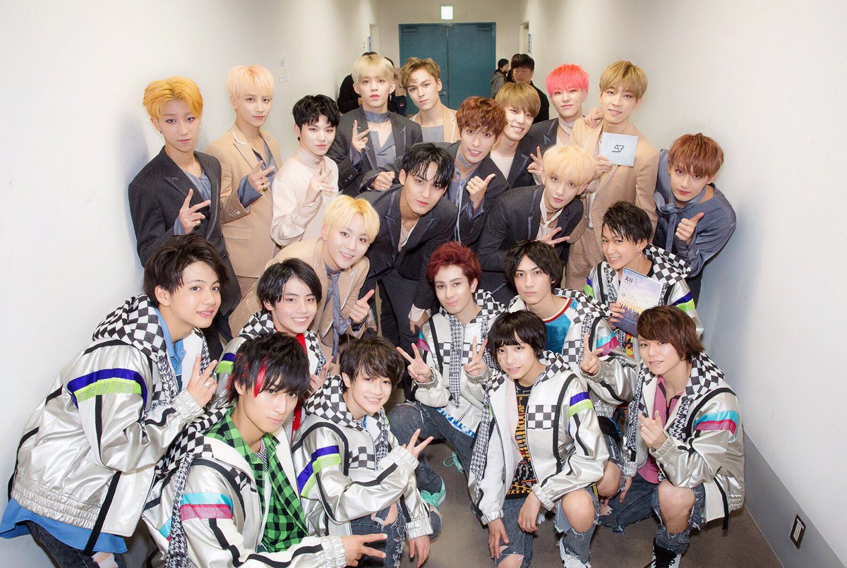 pgsss_s2's tweet photo. めっちゃ衣装見覚えあるなと思ったら、大昔に見たセブチとの写真で同じ衣装着ててアツい。 https://t.co/wmtT5pDrys