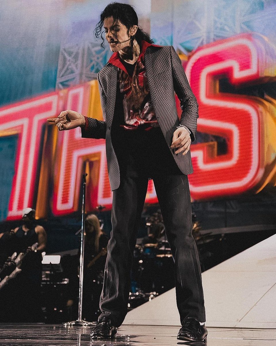 offthewalldemo's tweet photo. I refuse to ignore This Is It Michael because even through those circumstances, he was still our Michael. It's ok if you disagree! https://t.co/FHpDDCOeTT