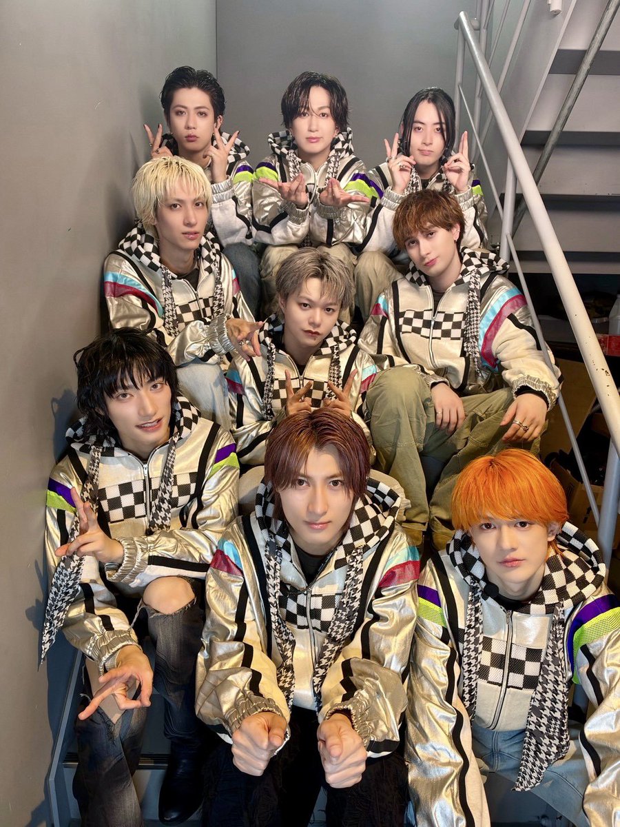pgsss_s2's tweet photo. めっちゃ衣装見覚えあるなと思ったら、大昔に見たセブチとの写真で同じ衣装着ててアツい。 https://t.co/wmtT5pDrys