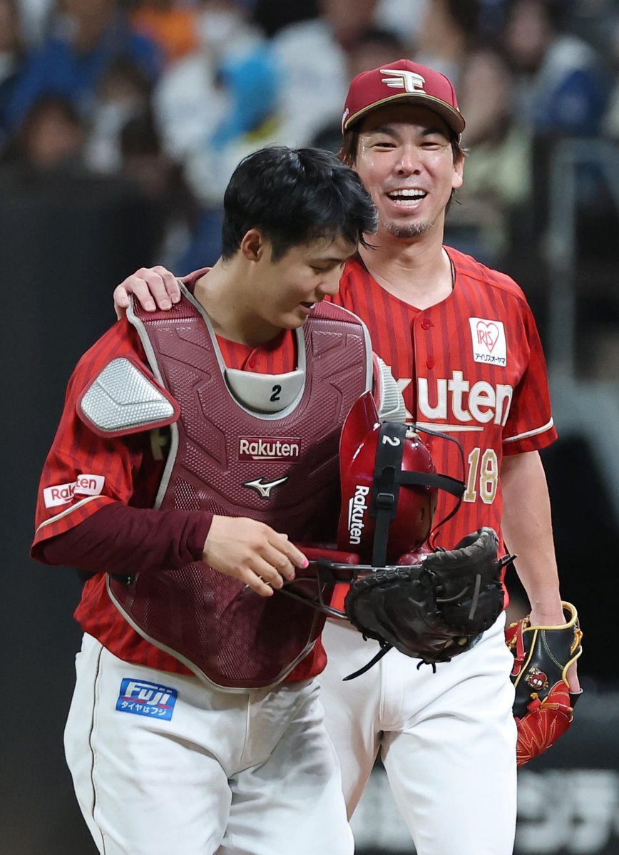 Sanspo_EAGLES's tweet photo. 【プロ野球日本ハム対楽天】24日、完封勝利を挙げ太田光選手を労う前田健太投手。（撮影・三浦幸太郎）https://t.co/9Qx1Q9mpNq https://t.co/OJPqdLIdvJ #前田健太 #太田光選 https://t.co/wqkb6st0vd