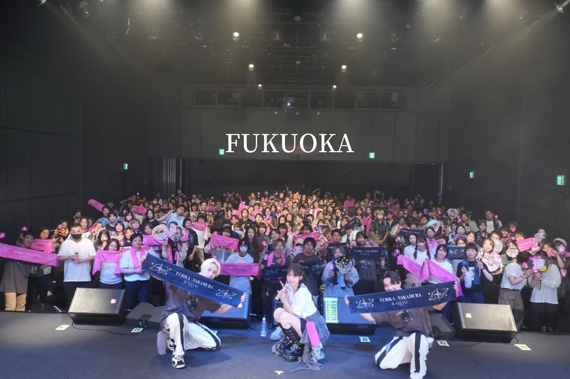 Shibakun26's tweet photo. インスタに公演の写真来てます✨あの月やっぱり去年に比べてピンクに変えてたんですね🌙
お守りのしっぽと共にツアーで沢山思い出作りましょう！ゆりかちゃんのおかげで初日素敵な思い出作れました🥰CHIHIROさんもYOURのお二人もありがとうございました！

#中村ゆりか 
#4UGALAXY https://t.co/DVPwSL7mWM