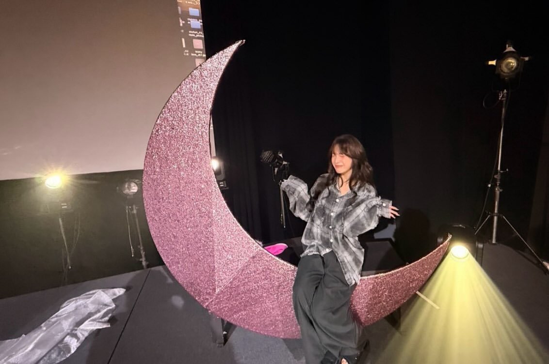 Shibakun26's tweet photo. インスタに公演の写真来てます✨あの月やっぱり去年に比べてピンクに変えてたんですね🌙
お守りのしっぽと共にツアーで沢山思い出作りましょう！ゆりかちゃんのおかげで初日素敵な思い出作れました🥰CHIHIROさんもYOURのお二人もありがとうございました！

#中村ゆりか 
#4UGALAXY https://t.co/DVPwSL7mWM