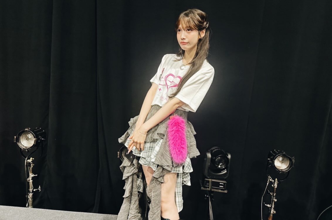 Shibakun26's tweet photo. インスタに公演の写真来てます✨あの月やっぱり去年に比べてピンクに変えてたんですね🌙
お守りのしっぽと共にツアーで沢山思い出作りましょう！ゆりかちゃんのおかげで初日素敵な思い出作れました🥰CHIHIROさんもYOURのお二人もありがとうございました！

#中村ゆりか 
#4UGALAXY https://t.co/DVPwSL7mWM