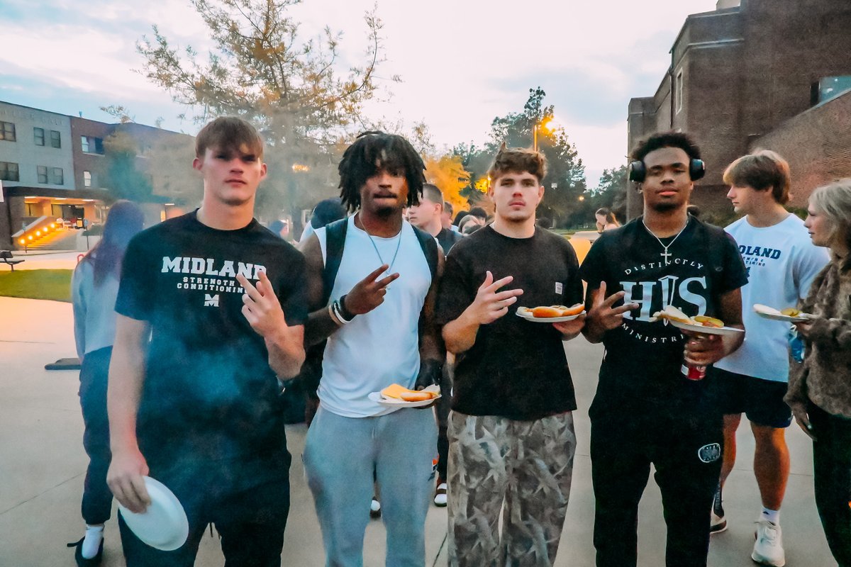 MidlandU's tweet photo. Last night, we continued our Homecoming Week activities with a Grill Out. Thank you to everyone who joined us! 💙🧡 https://t.co/lQXkIxQ5bR
