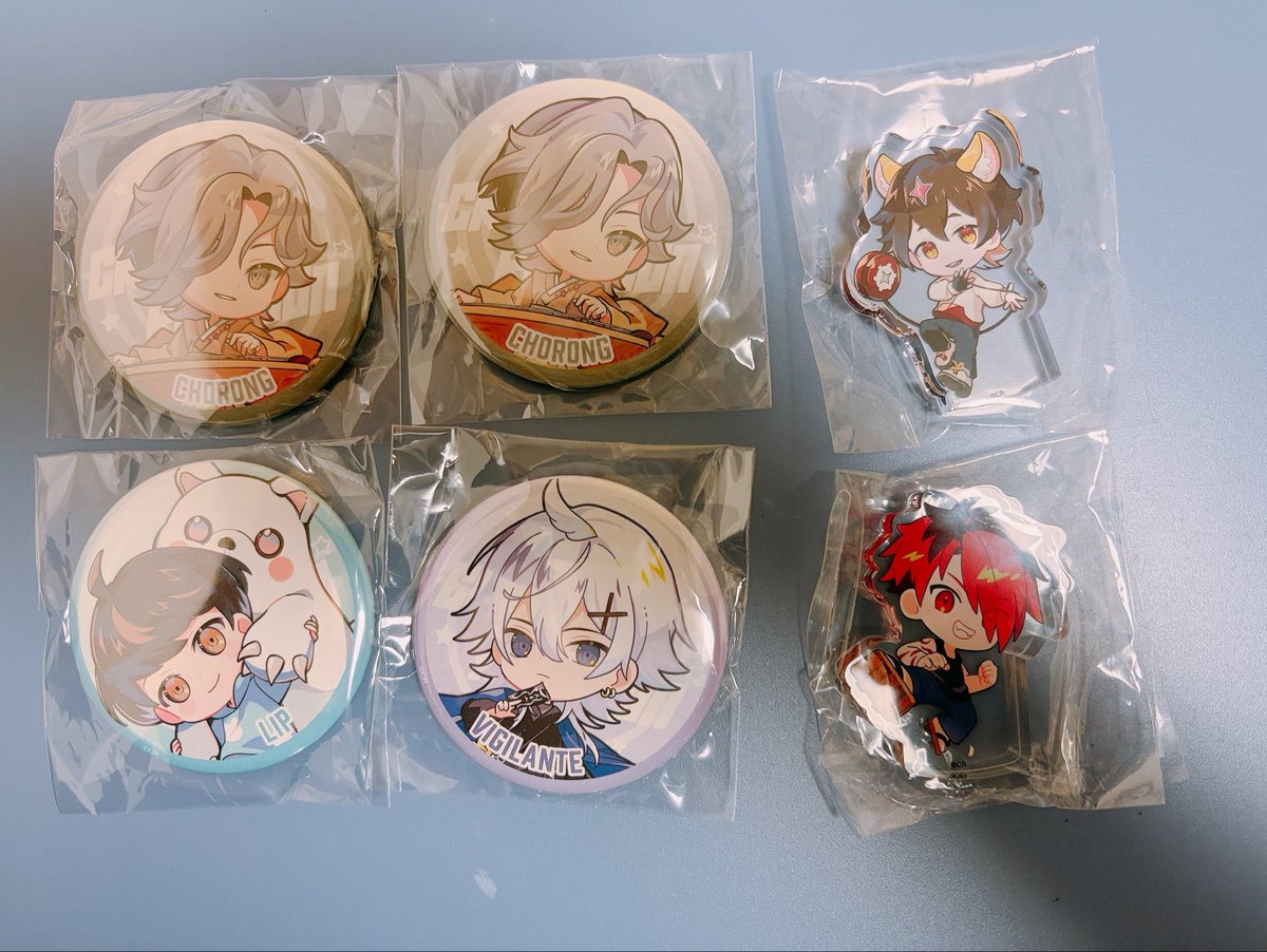MEGU_sorairo2's tweet photo. 【交換/譲渡】CR PRIZE 缶バッジ 缶バ アクブロ アクリルブロック ow 交換 譲渡

【求】画像2,3
【譲】画像1

＊コンプ目的です。26日お昼頃ファンミ前にお取引可能な方を探しています🙇
＊異種でも大丈夫です🙇 https://t.co/QX0qEewWjO