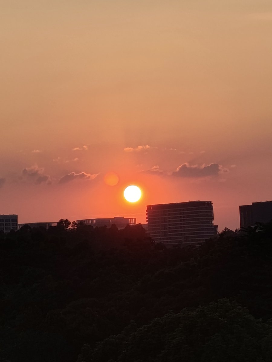 19Sze's tweet photo. 广中医的天空是那么漂亮 https://t.co/7D0V6t4zF2