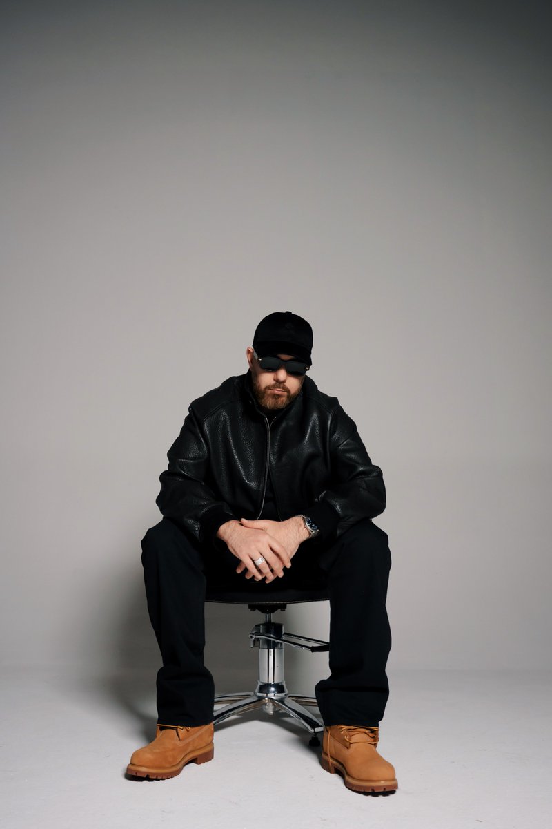 SpotifyTurkiye's tweet photo. “DOĞA” ve “DUA”nın ardından gelen ve üçlemenin son perdesi olan yeni albüm “UZAY” ile @murdaworld, haftalık Türkçe hip-hop ihtiyacını karşılamak için hazır.  🚀 https://t.co/HxA2q9ehBw https://t.co/n2h0Obcr9X