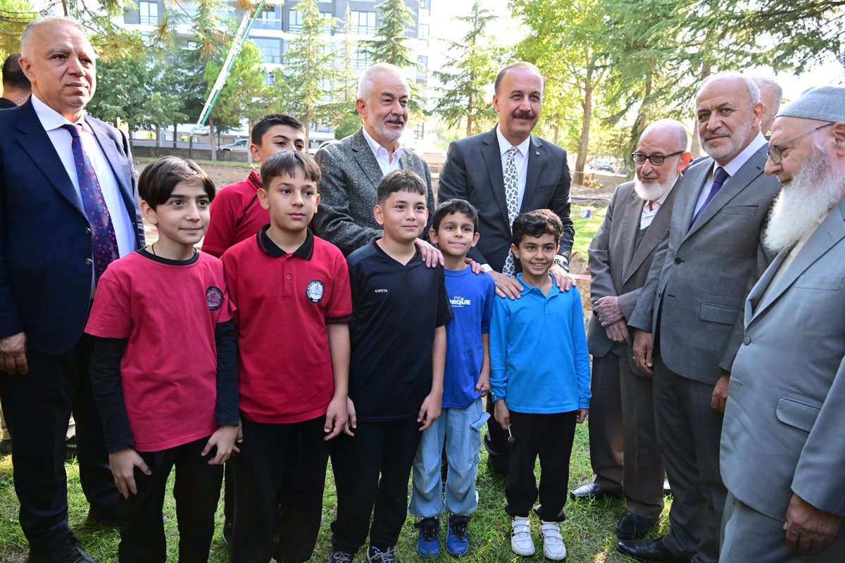 Abdullah_Erin47's tweet photo. Isparta’mızda hayırlı bir hizmetin daha temelini atmaktan büyük bir mutluluk duyduk.

Batıkent Mahallemizde, yapımı Mekke Eğitim Vakfı tarafından gerçekleştirilecek olan 4-6 Yaş Kur’an Kursumuzun temelini; kıymetli hocalarımız ve değerli Belediye Başkanımız Sayın Şükrü Başdeğirmen’le birlikte dualarla attık.

Evlatlarımızın vatanına ve milletine bağlı, dinini doğru öğrenen ve güzel ahlakla yetişen nesiller olarak yetişmesine katkı sağlayacak bu kıymetli eserin Isparta’mıza kazandırılmasında emeği geçen Mekke Eğitim Vakfı Mütevelli Heyeti Başkanı Sayın Halil İbrahim Ertuç Hocamıza ve vakıf yönetimine, değerli Müftümüz Sayın Muharrem Biçer’e, Isparta’mızdaki her hayırlı işte emeği bulunan çalışkan Belediye Başkanımız Sayın Şükrü Başdeğirmen’e ve katkı sunan herkese şükranlarımı sunuyorum.

Rabbim temelini attığımız bu güzel eseri en kısa zamanda tamamlayarak evlatlarımızın hizmetine sunmayı nasip eylesin.