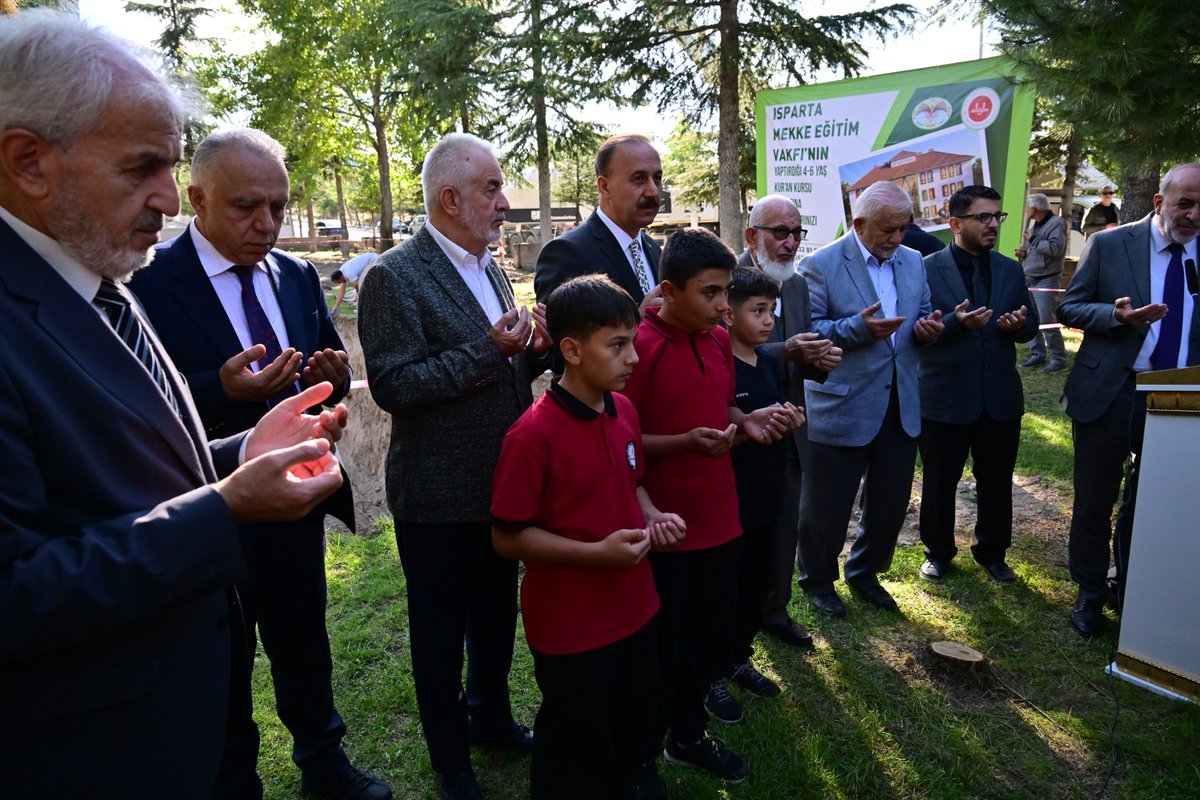 Abdullah_Erin47's tweet photo. Isparta’mızda hayırlı bir hizmetin daha temelini atmaktan büyük bir mutluluk duyduk.

Batıkent Mahallemizde, yapımı Mekke Eğitim Vakfı tarafından gerçekleştirilecek olan 4-6 Yaş Kur’an Kursumuzun temelini; kıymetli hocalarımız ve değerli Belediye Başkanımız Sayın Şükrü Başdeğirmen’le birlikte dualarla attık.

Evlatlarımızın vatanına ve milletine bağlı, dinini doğru öğrenen ve güzel ahlakla yetişen nesiller olarak yetişmesine katkı sağlayacak bu kıymetli eserin Isparta’mıza kazandırılmasında emeği geçen Mekke Eğitim Vakfı Mütevelli Heyeti Başkanı Sayın Halil İbrahim Ertuç Hocamıza ve vakıf yönetimine, değerli Müftümüz Sayın Muharrem Biçer’e, Isparta’mızdaki her hayırlı işte emeği bulunan çalışkan Belediye Başkanımız Sayın Şükrü Başdeğirmen’e ve katkı sunan herkese şükranlarımı sunuyorum.

Rabbim temelini attığımız bu güzel eseri en kısa zamanda tamamlayarak evlatlarımızın hizmetine sunmayı nasip eylesin.