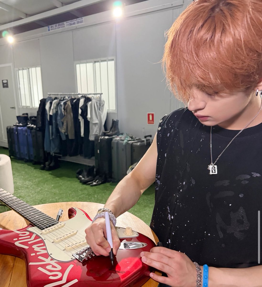 shoyoskz's tweet photo. stray kids signing the guitar for the rock in rio auction!!

“play for a cause” is a organization that helps and donate to +125 different socials institutions. rock in rio is their partner and when the festival happens, they select artists to autograph items like shirts and guitars and put to auction in which the money is given to the socials institutions.