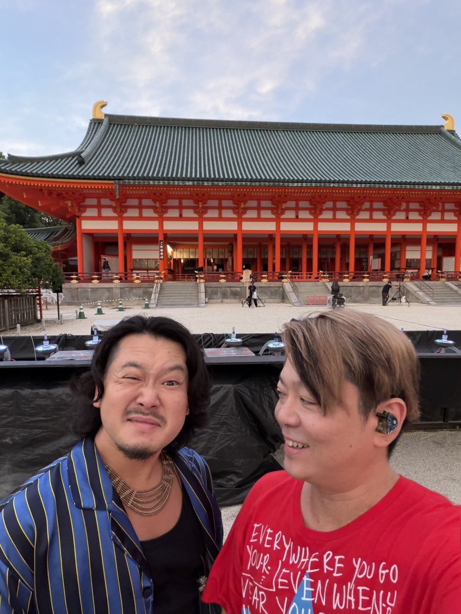 DrShirane's tweet photo. 本日は渋谷duoにてライブハウスセッションでした！
シーズン1の最終話との事で、バチ盛り上がるよりもシットリ美しい系のジャムが多かった気も。平安神宮からの空気の残りもあるのかしら💜

ベースのこの人は今日もご機嫌でしたw

今日もありがとうございました！
#ENDRECHERI #堂本剛
#どない夜ねん https://t.co/javrR9Oc6c