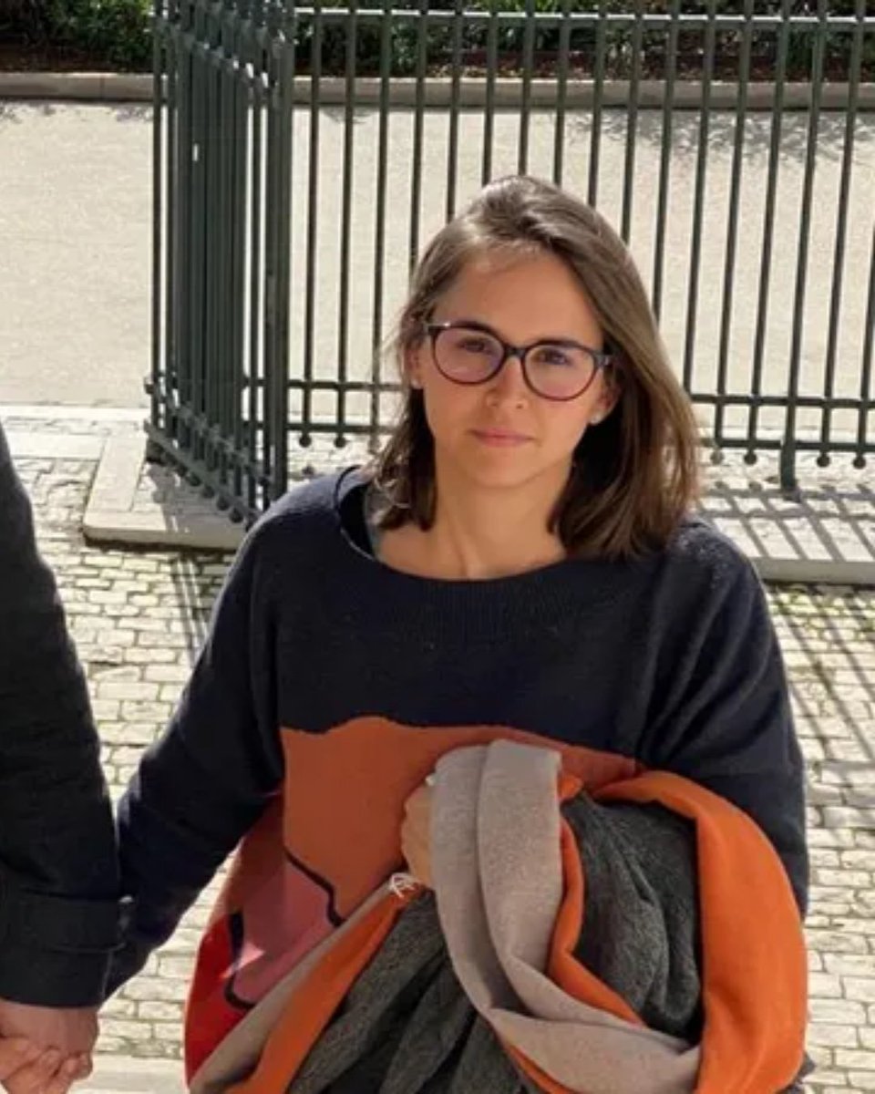 Cultination1's tweet photo. 🚨🇫🇷 Un homme qui exerçait comme SAGE-FEMME a été condamné pour avoir violé 17 patientes. 

En avril 2016, Jennifer est enceinte de 9 mois lorsqu’elle se retrouve seule avec son sage-femme à Montpellier. 

Ce qui devait être un cours de préparation à l’accouchement va devenir le début d’une affaire qui révélera 17 VICTIMES.

Lionel Charvin aurait profité de ses consultations et de sa position de soignant pour imposer à ses patientes des gestes sexuels présentés comme des actes médicaux. 

Certaines étaient enceintes, d’autres venaient d’accoucher ou suivaient une rééducation du périnée.

La plainte de Jennifer permet ensuite aux enquêteurs d’identifier d’autres femmes. En 2021, Charvin est condamné à 12 ans de réclusion pour les viols de 11 patientes.

Après la médiatisation du 1er procès, 10 nouvelles plaintes sont déposées. En 2025, il est de nouveau condamné, cette fois à 14 ans de réclusion, pour les VIOLS de 6 autres femmes.

Aujourd’hui, l’affaire refait surface avec le témoignage de Jennifer, qui raconte comment elle a contribué à faire émerger la parole des autres victimes. Au total, 17 femmes ont été reconnues victimes par la justice.
(RTL, Le Monde, AFP/Le Parisien)