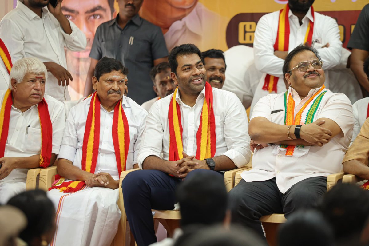 AadhavArjuna's tweet photo. மதுராந்தகம் சட்டமன்றத் தொகுதி - 'மதச்சார்பற்ற சமூகநீதி வெற்றிக் கூட்டணியின்' தேர்தல் பொறுப்பாளர்கள் மற்றும் பூத் முகவர்களுக்கான ஆலோசனைக் கூட்டம் அச்சரப்பாக்கம் ஒன்றியத்தில் இன்று நடைபெற்றது. 

தமிழ்நாட்டில் சமூகநீதிக்கு அடித்தளமான முழுமையான சாதிவாரி கணக்கெடுப்பை 1931 ஆம் ஆண்டுக்குப் பிறகு முதன்முறையாக வெற்றித் தலைவர் அவர்கள் தலைமையிலான அரசு எடுக்கப் போவதாக அறிவித்துள்ளது. மிகவும் பின்தங்கிய, விளிம்புநிலை மக்களுக்கு சமூக வாய்ப்புகளை வழங்கத் தேவையான இந்த நடவடிக்கையை திமுக திட்டமிட்டுச் செய்யாமல் இருந்தது.

விவசாயிகள் நலனில் எப்போதும் முதன்மை அக்கறை கொண்டுள்ள நமது ஆட்சியில், 'கரும்பிற்கான சிறப்பு ஊக்கத்தொகை எல்லாவிதத்திலும் உயர்த்தி அறிவிக்கப்பட்டது. மேலும், கரும்பு மெட்ரிக் டன் ஒன்றுக்கு ஒன்றிய அரசு நிர்ணயித்துள்ள ரூ.3,290.50-க்கு, கூடுதலாகத் தமிழக அரசின் சிறப்பு ஊக்கத்தொகை ரூ.709.50 சேர்த்து, கரும்பு விவசாயிகளுக்கு டன் ஒன்றுக்கு ரூ.4000 வழங்கப்படும்' என்று வரலாற்றில் முதன்முறையாக வெற்றித் தலைவர் அவர்கள் அறிவித்தார்.

மதுராந்தகம் மக்கள் அனைத்து வளர்ச்சி திட்டங்களையும் நேரடியாக அடைய வேண்டும். அவர்களுக்கான பலன்கள் முழுமையாகக் கிடைக்க வேண்டும். நமது வேட்பாளர் திருமதி. மரகதம் குமரவேல் அவர்கள் 1.25 லட்சம் வாக்குகள் பெற்று அடையப்போகும் பிரம்மாண்ட வெற்றி அச்சரப்பாக்கம் ஒன்றியத்திலிருந்து தொடங்கட்டும்.

வட மாவட்டங்களில் தமிழக வெற்றிக் கழகம் மாபெரும் கட்சியாக கொடிகட்டிப் பறக்கும். அதற்கான அடித்தளம் இன்று அச்சரப்பாக்கம் ஒன்றியத்தில் போடப்பட்டுள்ளது. 

வெற்றித் தலைவர் - மக்கள் தலைவர் அவர்கள் தலைமையிலான ஊழலற்ற, மதச்சார்பற்ற ஆட்சியின் சிறப்பை, மதுராந்தகம் மற்றும் தாராபுரம் இடைத்தேர்தலில் நமது வேட்பாளர்கள் அடையப்போகும் வெற்றி மீண்டும் உறுதிப்படுத்தும்.
1/3