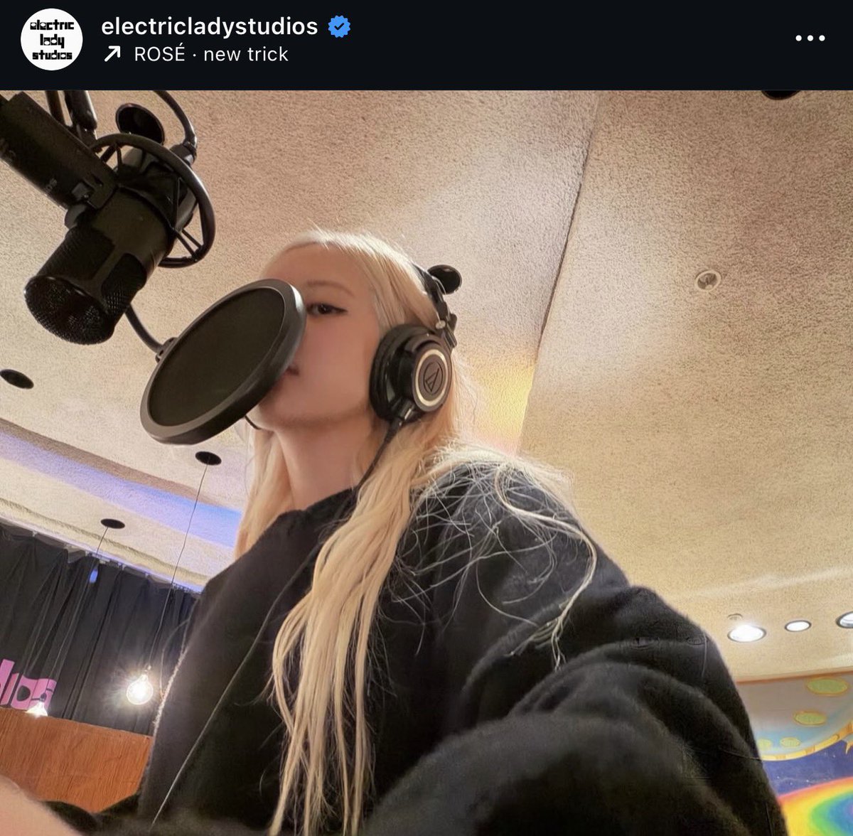 vampirerozay's tweet photo. electric lady studios updated with Rosé 🎸🍭

"new 🔥 single “new trick” from the incredible @/roses_are_rosie born and recorded in studio A. listen to this one loud xx" https://t.co/c59AnBFOdK