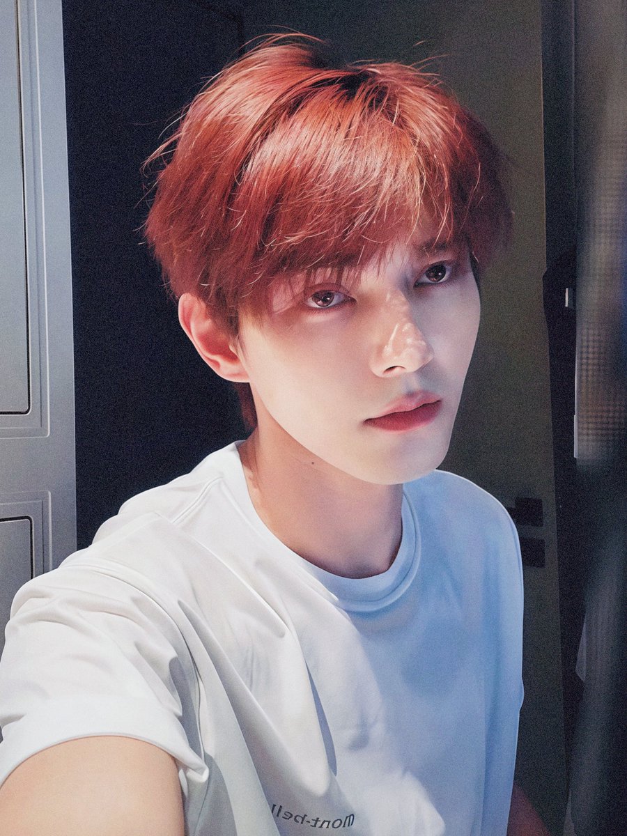 everyone_onu's tweet photo. dia cuma duduk, nyanyi, main piano tapi seganteng ini kek mana lahh ga naksir https://t.co/At7oWAPs9R