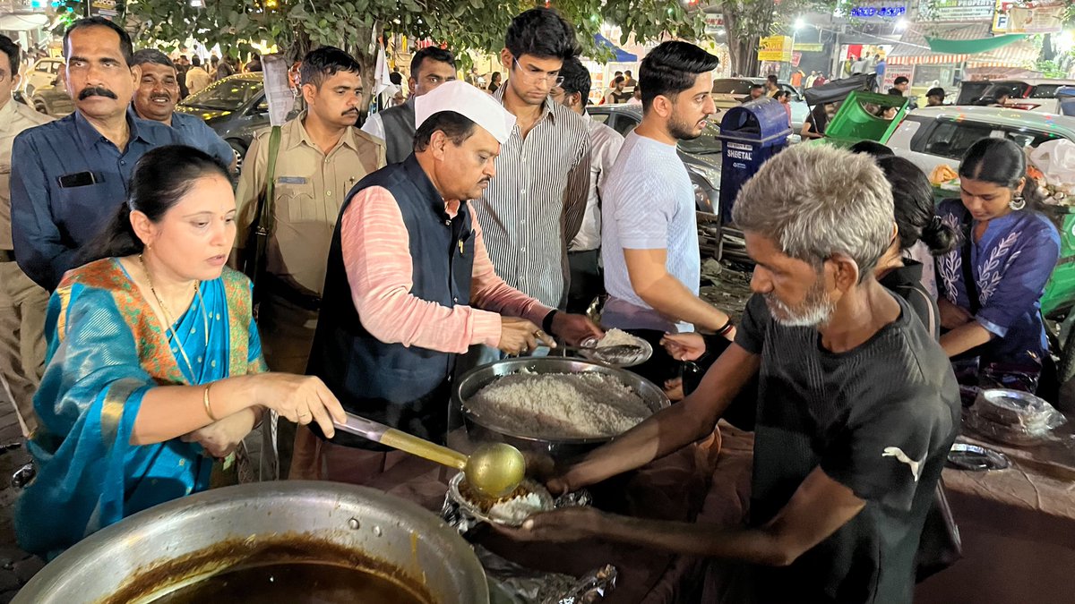 SureshChavhanke's tweet photo. करोलबाग में विशाल गणेशोत्सव में परिवार सहित सहभागिता कर आरती का सौभाग्य प्राप्त हुआ। जानता राजा मित्र मंडल का धन्यवाद #गणेशोत्सव२०२६ https://t.co/BJCwPnXd7O