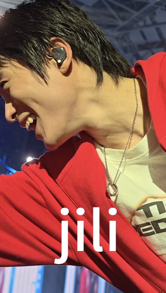 seeeesky's tweet photo. รูปคู่ไม่มี โมเม้นแรงๆไม่มา แต่ปิดสายตาชิปเป้อไม่ได้หรอก การกระทำมีพิรุธพวกนิ้

สานอินเอียของโดยอง
แหวนที่โดยองให้ก็ห้อยขึ้นคอนทั้งสามวัน
โดยองส่งขนมก็หยิบหน้าโดยองขึ้นมา ทำท่ากอดคอกลางเวทีอีกต่างหาก https://t.co/6A2mrwqhWP