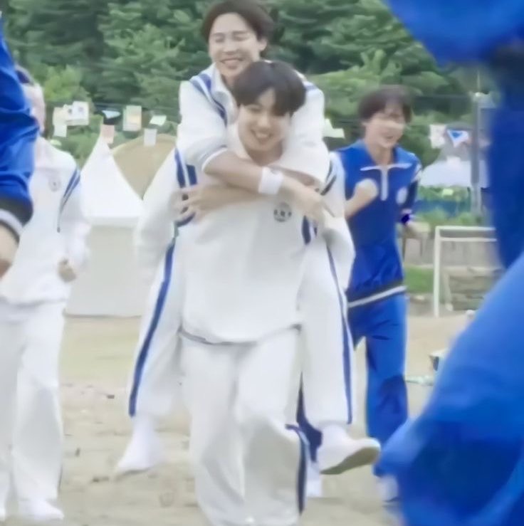 jikovelle's tweet photo. something about this feels so innocent and sweet https://t.co/dhhyxyrT0l