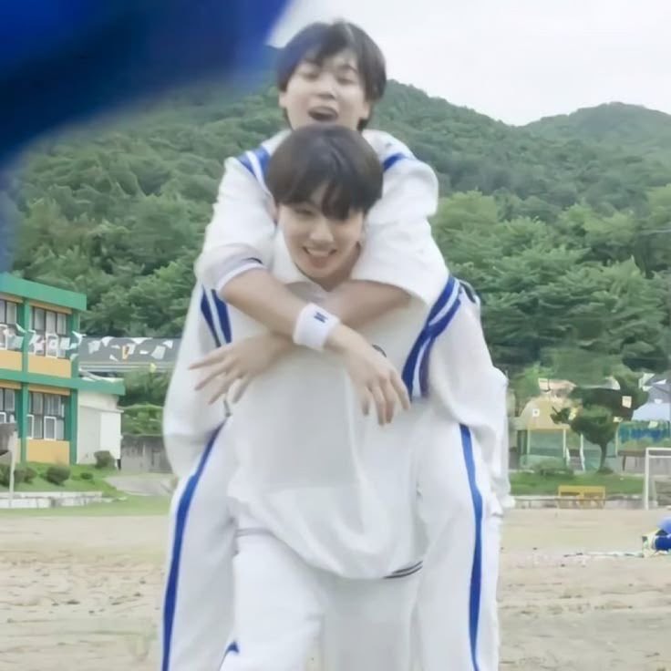 jikovelle's tweet photo. something about this feels so innocent and sweet https://t.co/dhhyxyrT0l