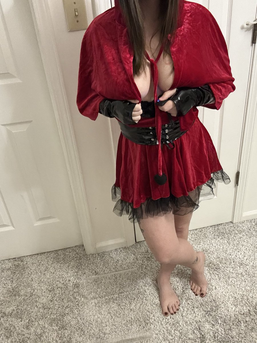 FBcosplay's tweet photo. Red riding hood #cosplayerofinstagram #cosplay #redridinghood #boobs https://t.co/14hBj9SHzY