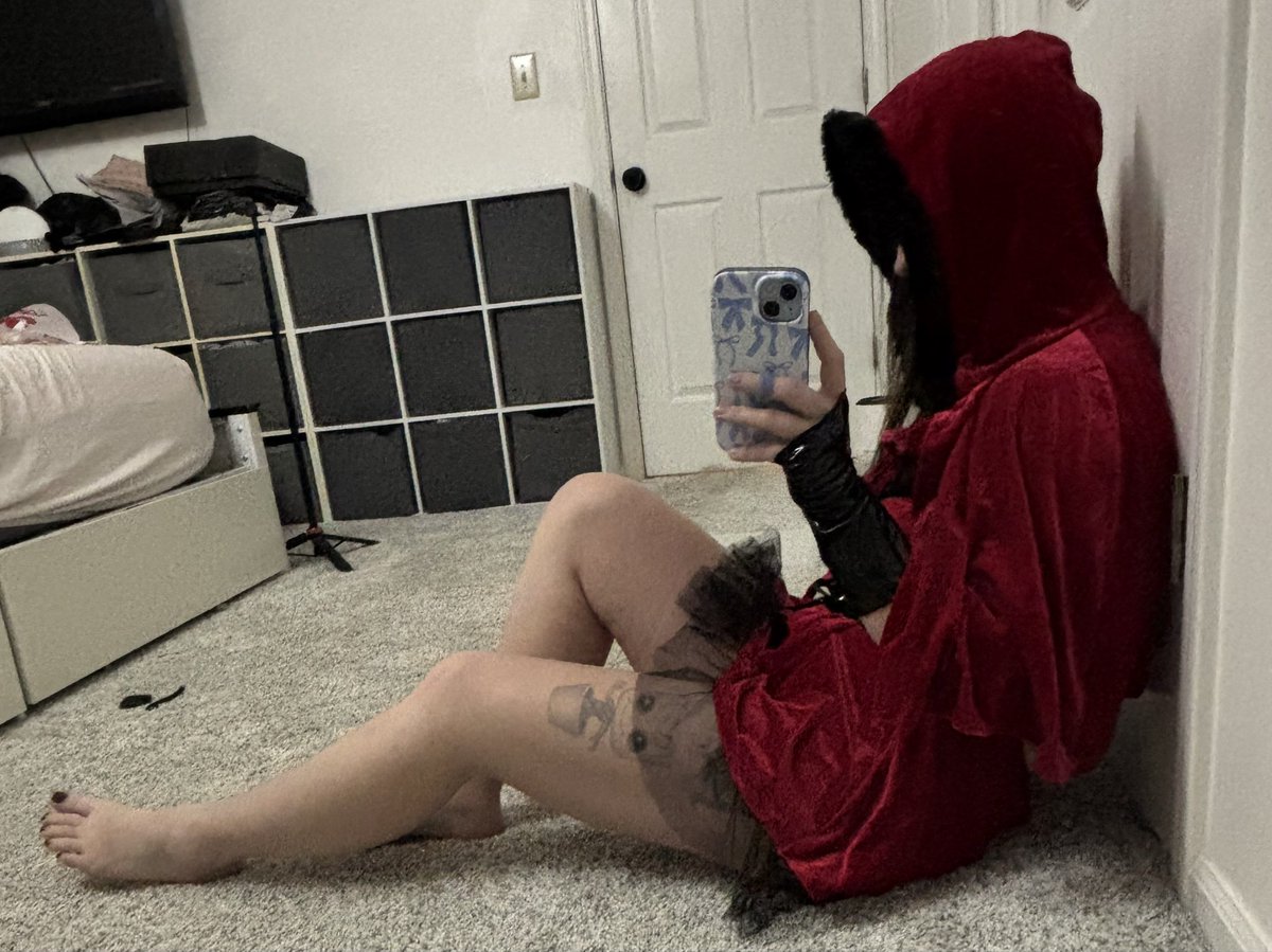 FBcosplay's tweet photo. Red riding hood #cosplayerofinstagram #cosplay #redridinghood #boobs https://t.co/14hBj9SHzY