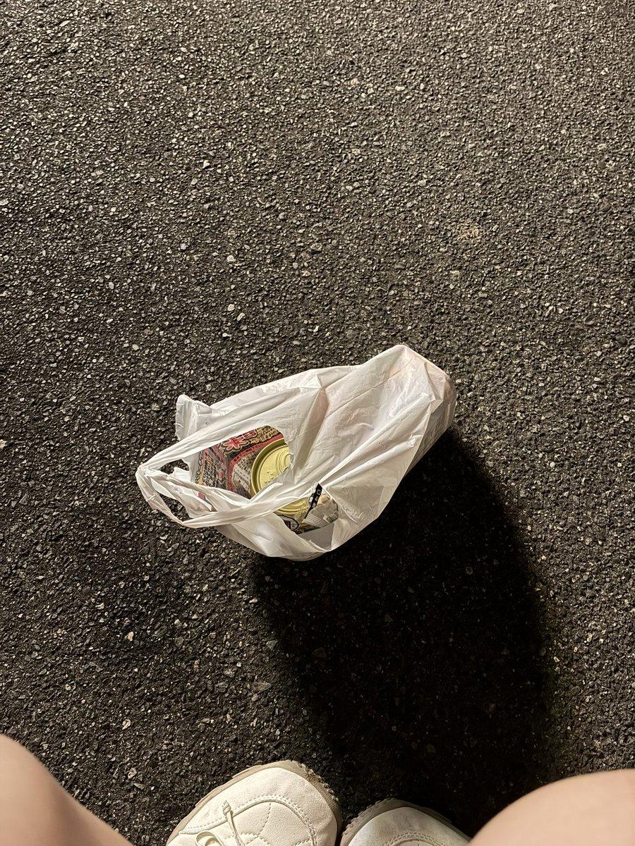 m_chwow's tweet photo. 家の裏のコンビニでひとりで飲んでる https://t.co/ScfRhMmmhJ