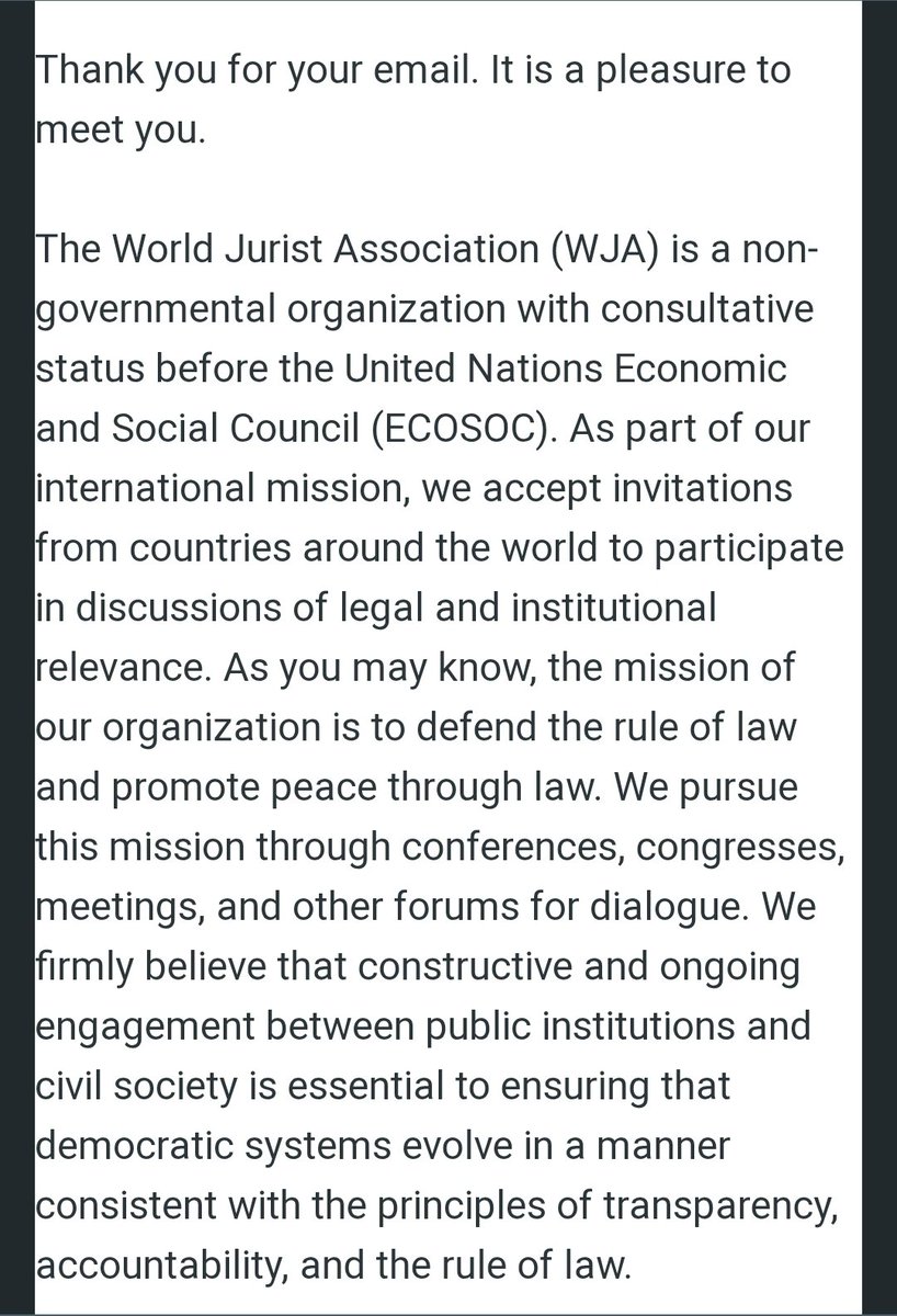 r00t_Sigvall's tweet photo. Kilka dni temu zwróciłem uwagę na sposób, w jaki przedstawiano w Polsce obecność Javiera Cremadesa, przewodniczącego World Jurist Association, podczas obchodów 40-lecia Trybunału Konstytucyjnego.

Kancelaria Prezydenta oficjalnie informowała, że:

– Javier Cremades był gościem honorowym obchodów 40-lecia TK,
– jego wizyta w Warszawie była związana właśnie z tym jubileuszem,
– wydarzenie odbywało się pod honorowym patronatem Prezydenta RP,
– podczas spotkania z Marcinem Przydaczem w Pałacu Prezydenckim rozmawiano https://t.co/wO8AaJDRre. o ustrojowej roli Trybunału Konstytucyjnego.

Sam TK przedstawiał jubileusz jako międzynarodową konferencję dotyczącą roli Trybunału w ochronie praworządności oraz konstytucyjnych wolności i praw.

W takim otoczeniu obecność przewodniczącego jednej z najbardziej rozpoznawalnych międzynarodowych organizacji prawniczych mogła być odczytywana jako forma międzynarodowego uznania obecnego Trybunału albo przynajmniej jego obecnego funkcjonowania.

Nie chciałem tego zakładać.

Dlatego, jako przedstawiciel ECLIR, zwróciłem się bezpośrednio do World Jurist Association z pytaniem, czy rzeczywiście tak należy rozumieć obecność Javiera Cremadesa w Warszawie.

Dziś otrzymałem odpowiedź.

I tutaj sprawa robi się bardzo ciekawa.

World Jurist Association wyjaśnia wprost, że:

– nie uczestniczyła w działaniach popierających ani obecne, ani poprzednie kierownictwo Trybunału Konstytucyjnego;

– wypowiedzi Javiera Cremadesa dotyczyły ogólnych zasad niezależności sądownictwa i sądownictwa konstytucyjnego;

– nie miały one na celu poparcia żadnego konkretnego stanowiska instytucjonalnego, sądowego ani politycznego;

– ani WJA, ani Javier Cremades nie wydali opinii dotyczącej obecnego funkcjonowania polskiego Trybunału Konstytucyjnego;

– nie przeprowadzili w tym zakresie żadnego badania ani analizy prawnej;

– nie oceniali, czy obecne funkcjonowanie TK spełnia standardy niezależności sądowej, legitymacji instytucjonalnej ani praworządności.

Czyli trzeba to powiedzieć bardzo precyzyjnie:

obecność Javiera Cremadesa podczas obchodów 40-lecia TK nie stanowiła potwierdzenia przez World Jurist Association, że obecny Trybunał Konstytucyjny funkcjonuje prawidłowo, zgodnie ze standardami niezależności czy praworządności.
Takiej oceny WJA po prostu nie dokonała.

Nie twierdzę przy tym, że oficjalny komunikat Kancelarii Prezydenta wprost przypisał WJA takie stanowisko, ale sposób przedstawienia wizyty, ranga gościa, kontekst jubileuszu oraz podkreślanie jego obecności mogły tworzyć właśnie takie wrażenie.

Dlatego warto było zapytać bezpośrednio u źródła.
I właśnie po to istnieje rzetelna analiza instytucjonalna:

nie po to, żeby dopowiadać cudze intencje, ale po to, żeby sprawdzić, co dana instytucja rzeczywiście powiedziała, a czego nie powiedziała.

W tym przypadku odpowiedź World Jurist Association jest jednoznaczna.

@TK_GOV_PL 
@prezydentpl